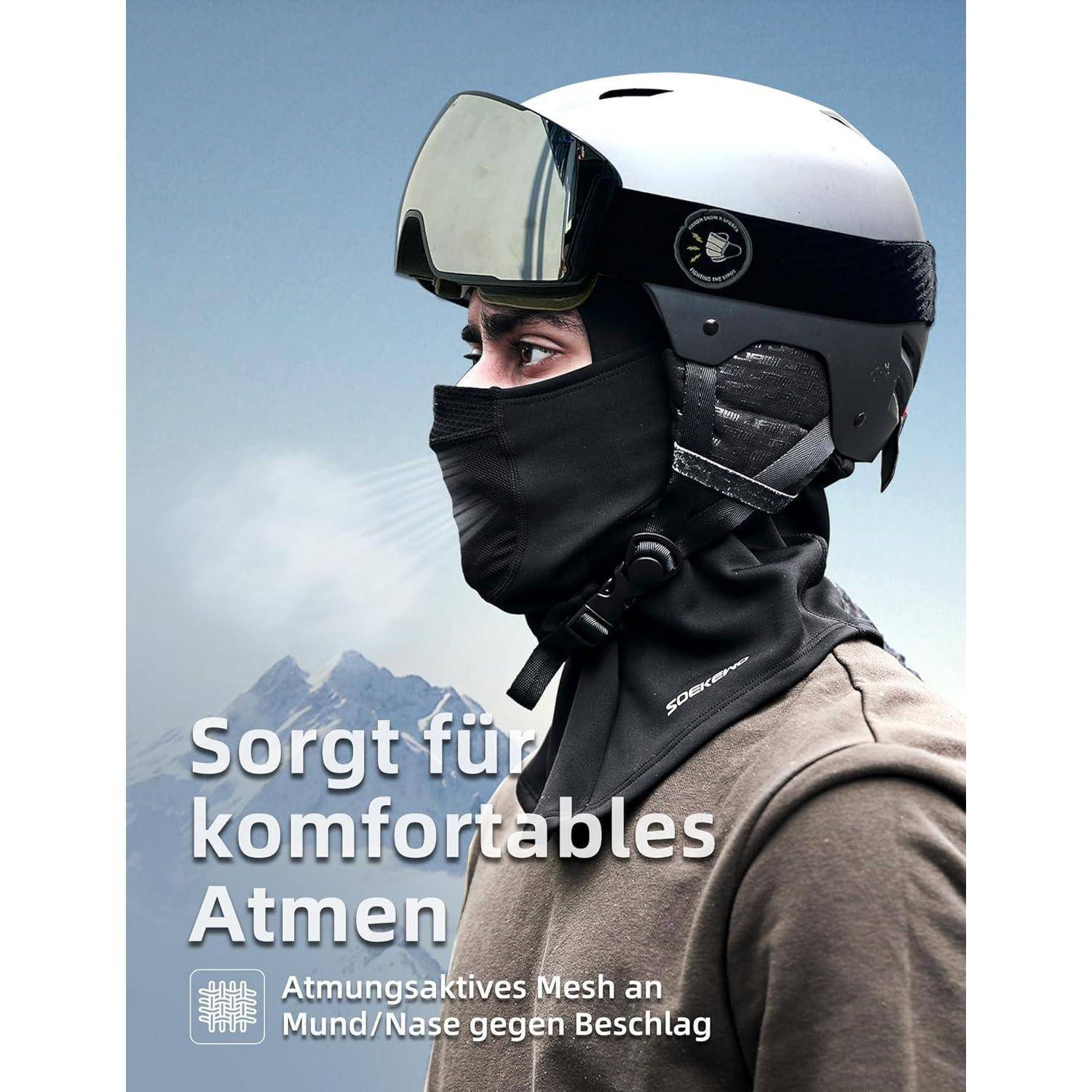 Skifahrer mit Helm im Profil, der eine schwarze Gesichtsmaske und Schutzbrille trägt, mit deutschem Text, der für "Sorgt für komfortables Atmen"" wirbt, und atmungsaktivem Mesh gegen Beschlag.