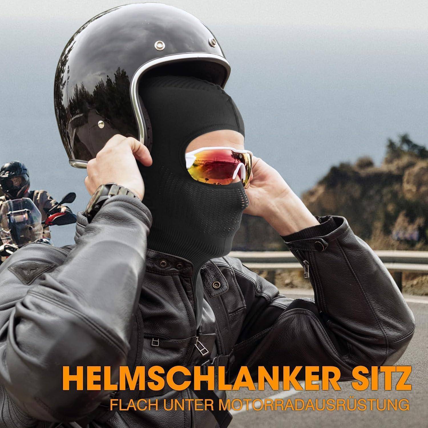 Motorradfahrer in Helm und Gesichtsschutz stellt Ausrüstung ein; Text liest sich als „HELMSCHLANKER SITZ" und „FLACH UNTER MOTORRADAUSRÜSTUNG"".
