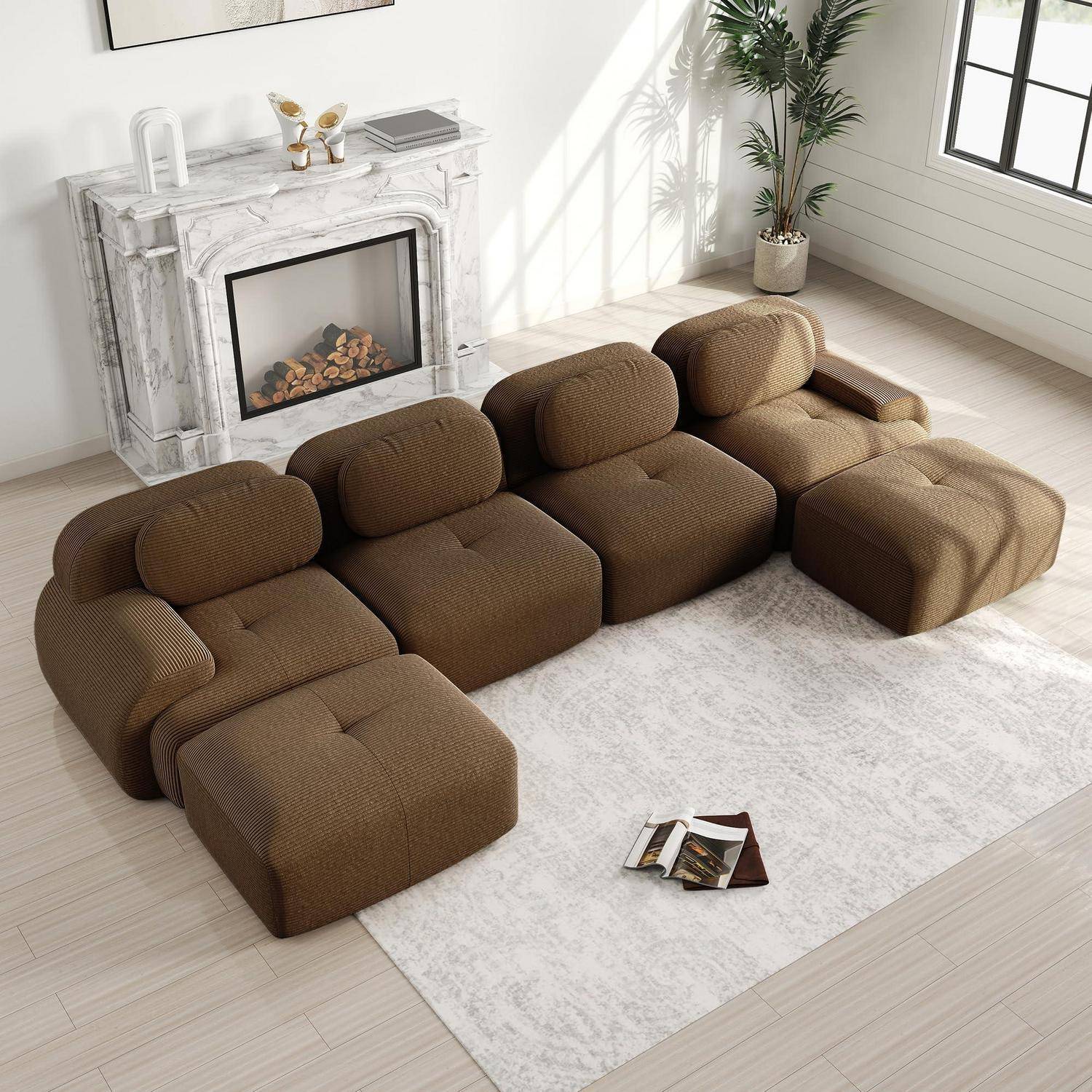 Braunes modulares gepolstertes Sofa in U-Form um einen hellen Teppich in einem hellen Wohnzimmer mit Marmorkamin und Topfpflanze angeordnet.
