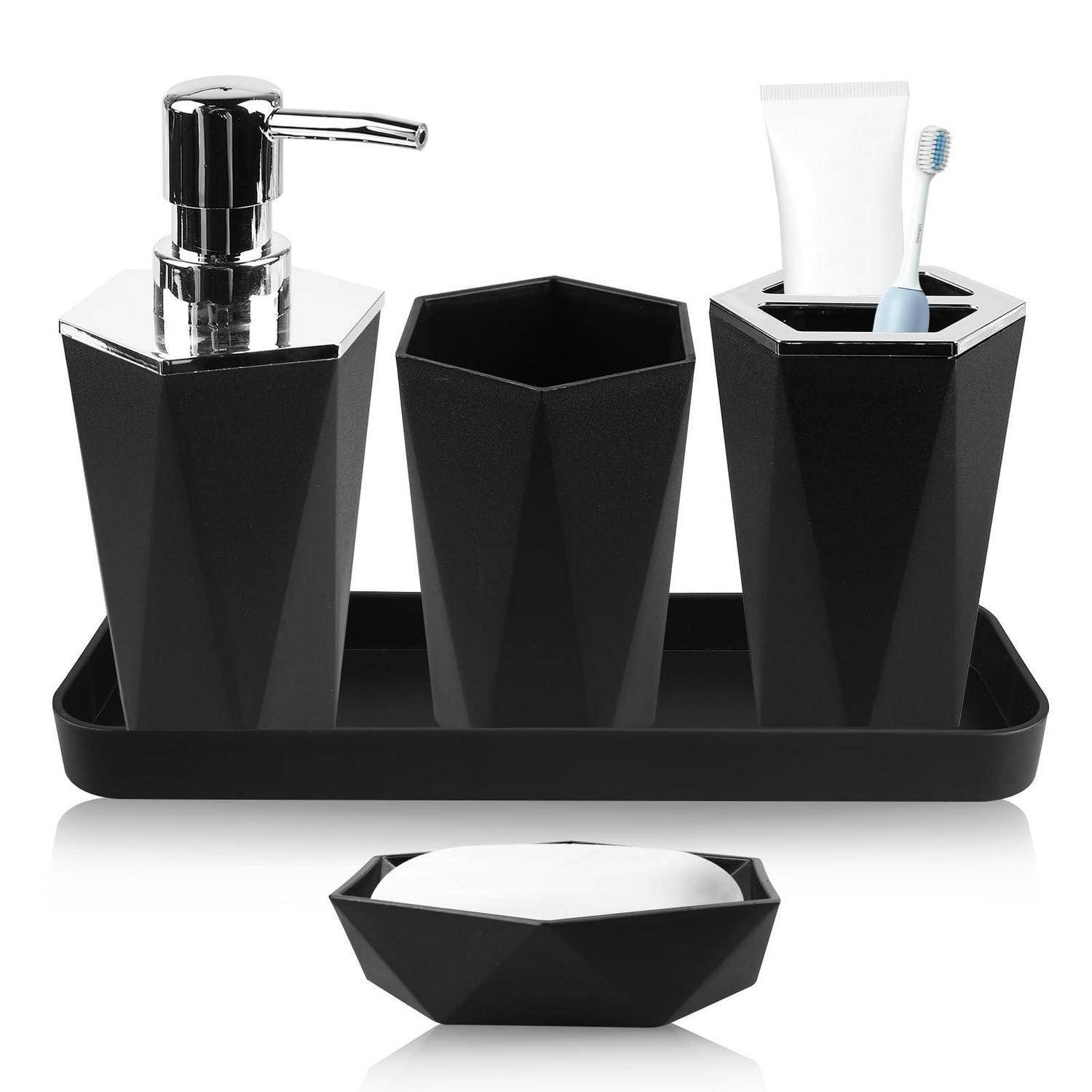 Schwarzes geometrisches Badezimmer-Zubehörset mit Seifenspender, Zahnbürstenhalter, Becher, Tablett und Seifenschale auf weißem Hintergrund.