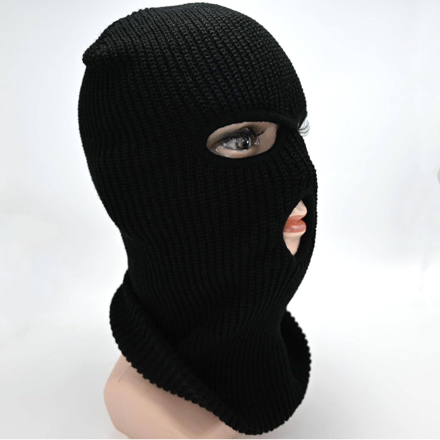 Schwarze gestrickte Sturmhaube, die den Kopf einer Schaufensterpuppe bedeckt, mit Öffnungen für ein Auge und den Mund.