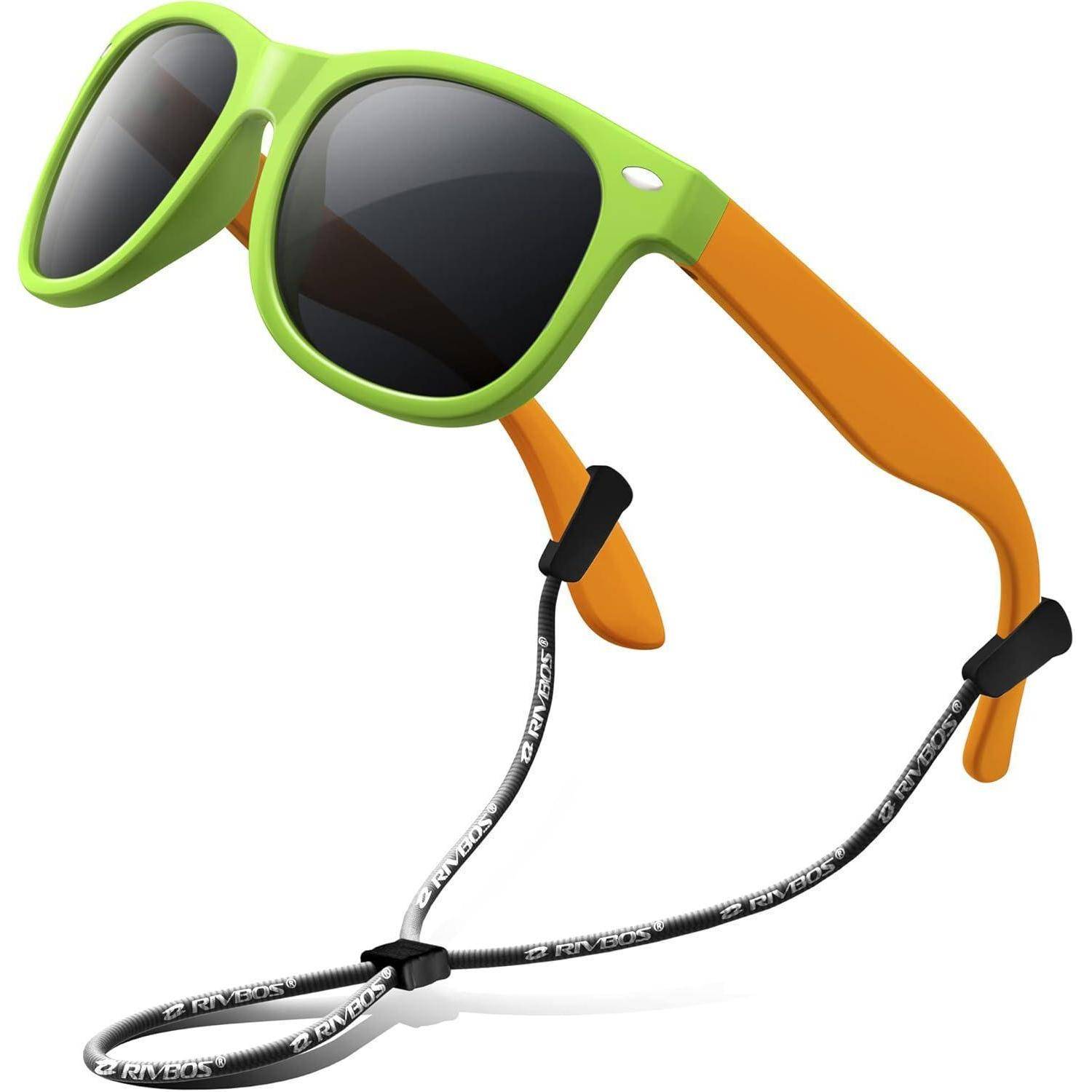 Grüne und orange Kindersonnenbrillen mit einer schwarzen Haltekordel auf weißem Hintergrund.