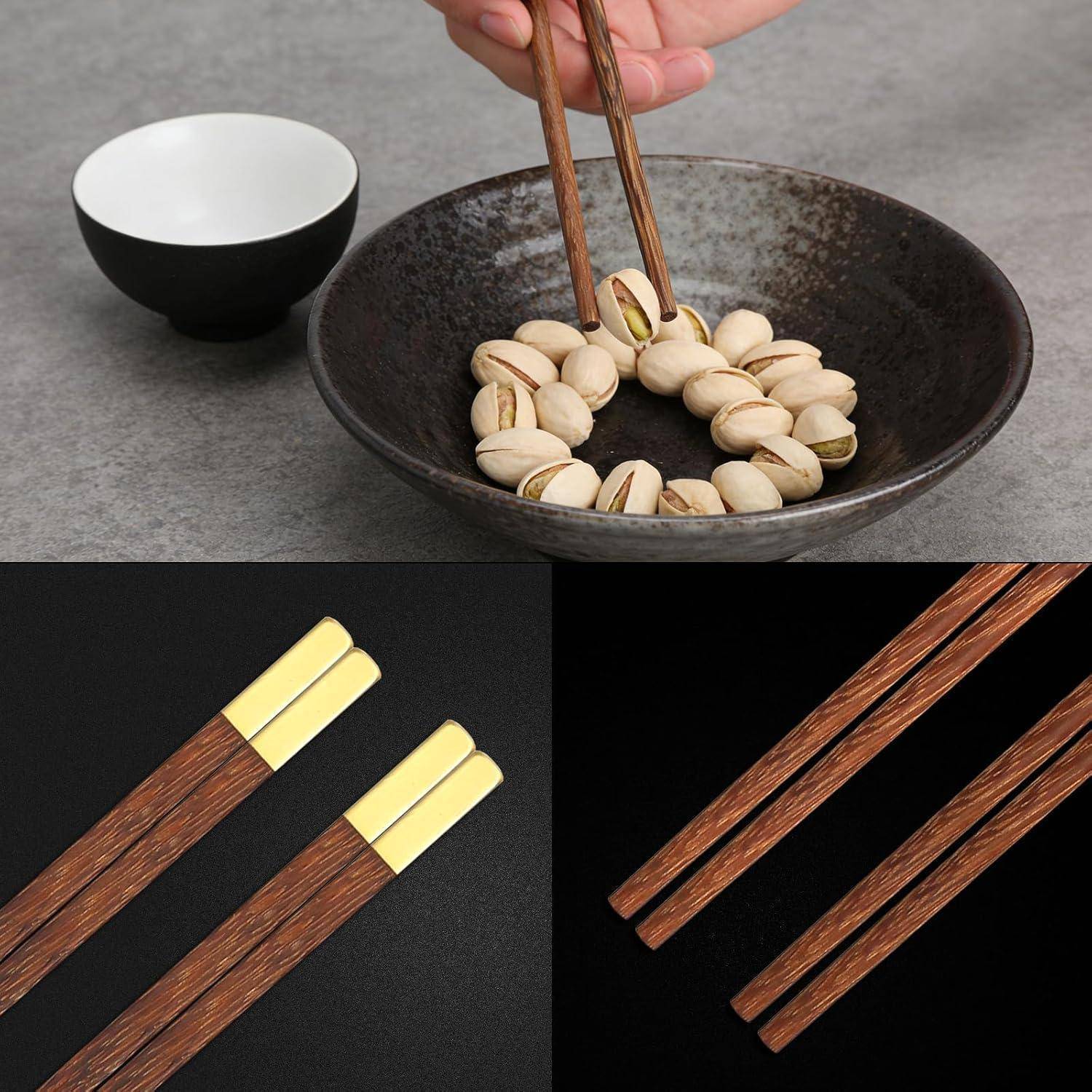 Hand, die Stäbchen über einer Schüssel mit Pistazien hält; Detailansichten zeigen Holzstäbchen mit Maserung und goldfarbenen Enden auf schwarzem Hintergrund.