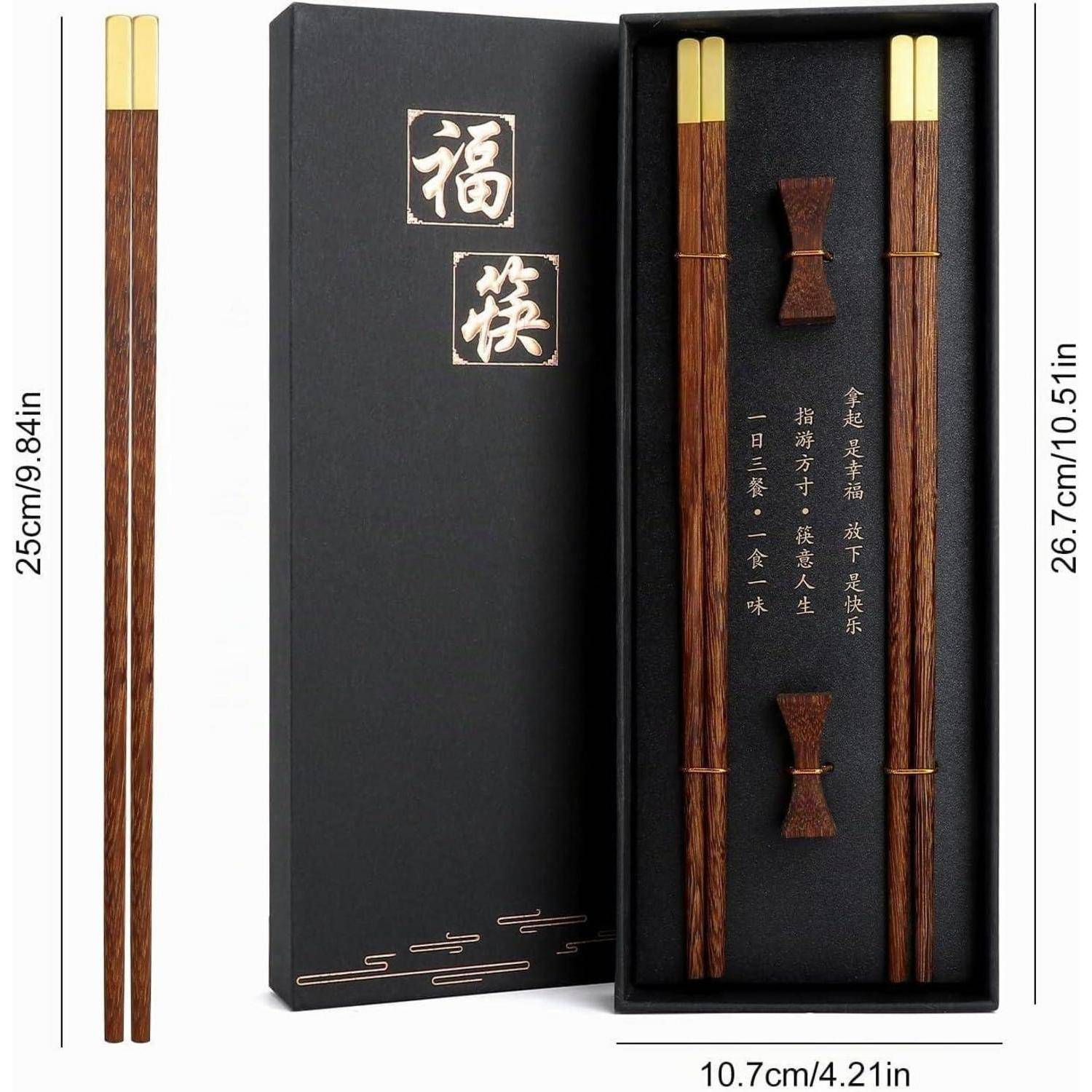 Schwarze Geschenkbox mit chinesischen Zeichen, enthaltend ein Paar Stäbchen und zwei braune Krawatten, mit auf den Seiten beschrifteten Abmessungen gezeigt.