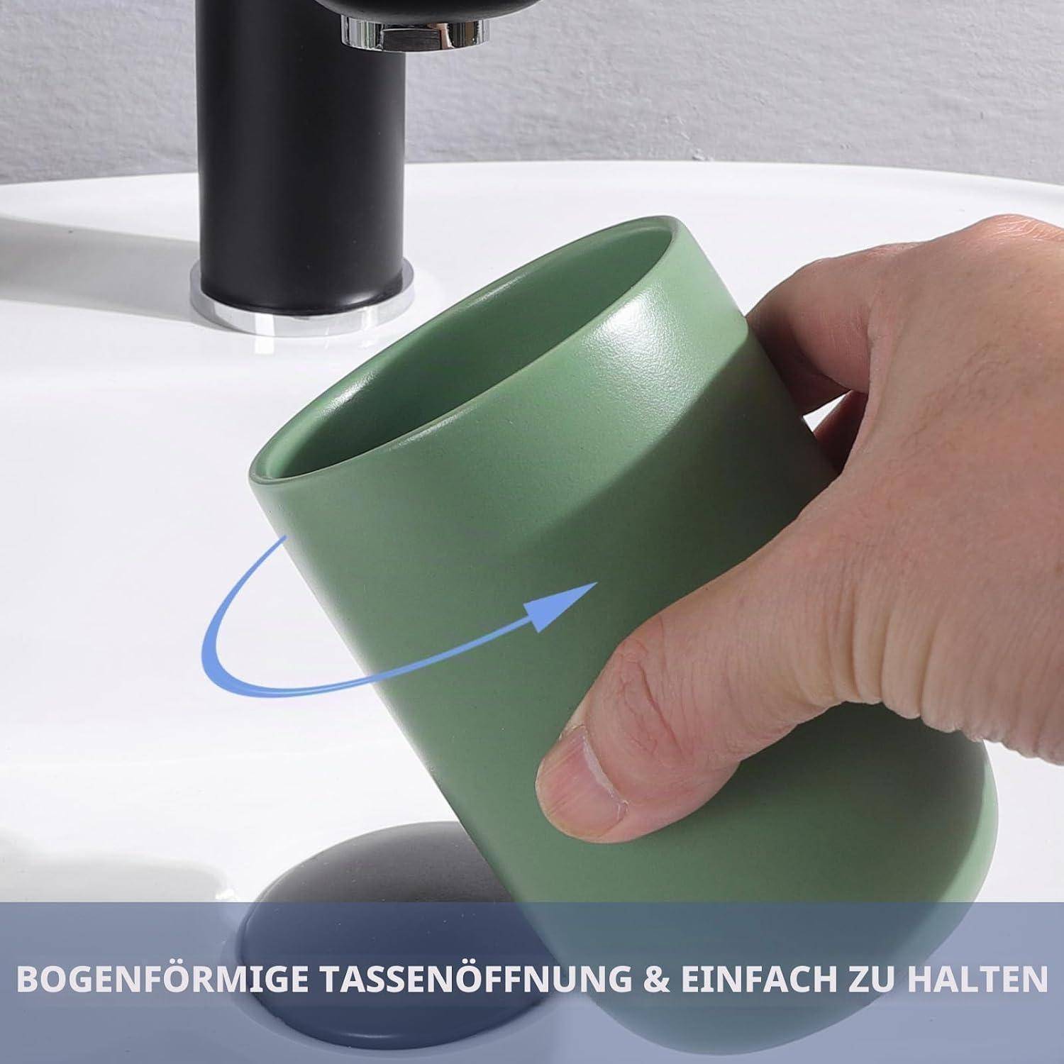 Eine Hand hält einen grünen Becher in einem Winkel in der Nähe eines schwarzen Spenders, mit einem Pfeil, der einfaches Greifen anzeigt und dem deutschen Text „Bogenförmige Tassenöffnung & einfach zu halten