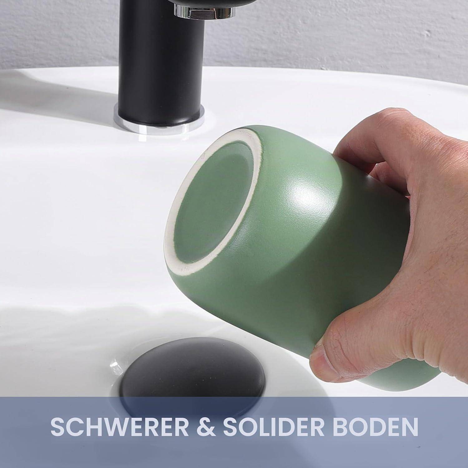 Hand neigt eine grüne isolierte Flasche über ein Waschbecken; Text liest „SCHWERER & SOLIDER BODEN