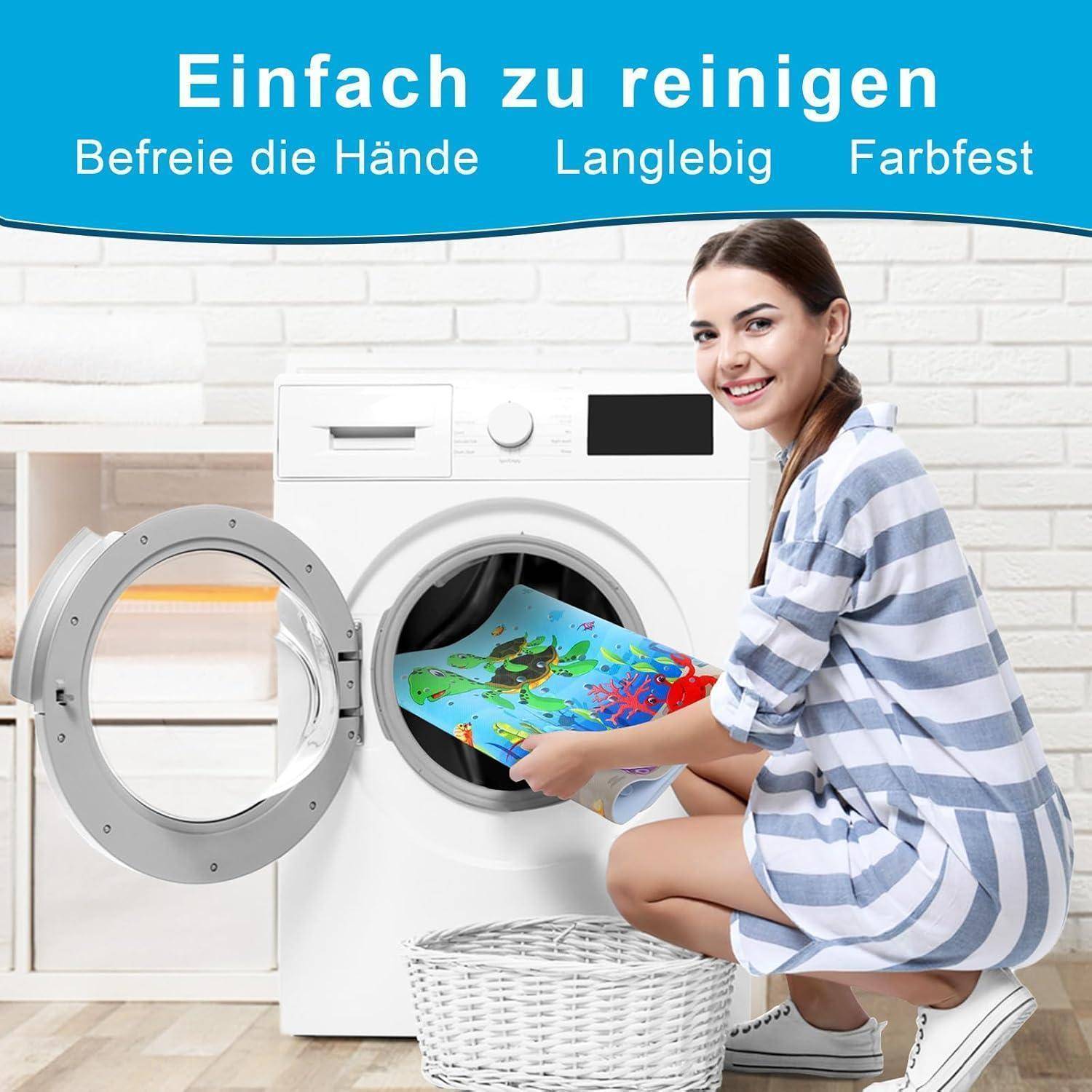 Lächelnde Frau, die eine farbenfrohe Matte in eine Waschmaschine lädt; Anzeigentext sagt „Einfach zu reinigen