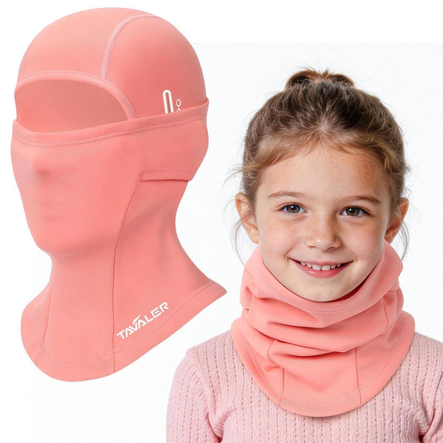 Mädchen, das eine rosa Gesichts- und Halsbedeckung trägt, mit einer passenden Balaclava, die neben ihr auf weißem Hintergrund gezeigt wird.