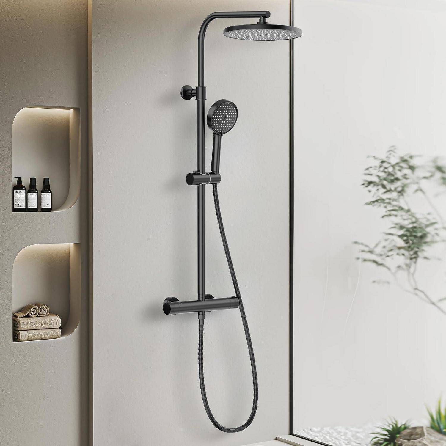 Modernes Badezimmer mit schwarzem Regenduschkopf und tragbarem Handbrausekopf, der an einer hell gefliesten Wand montiert ist, neben eingebauten Regalnischen mit Toilettenartikeln und Handtüchern.