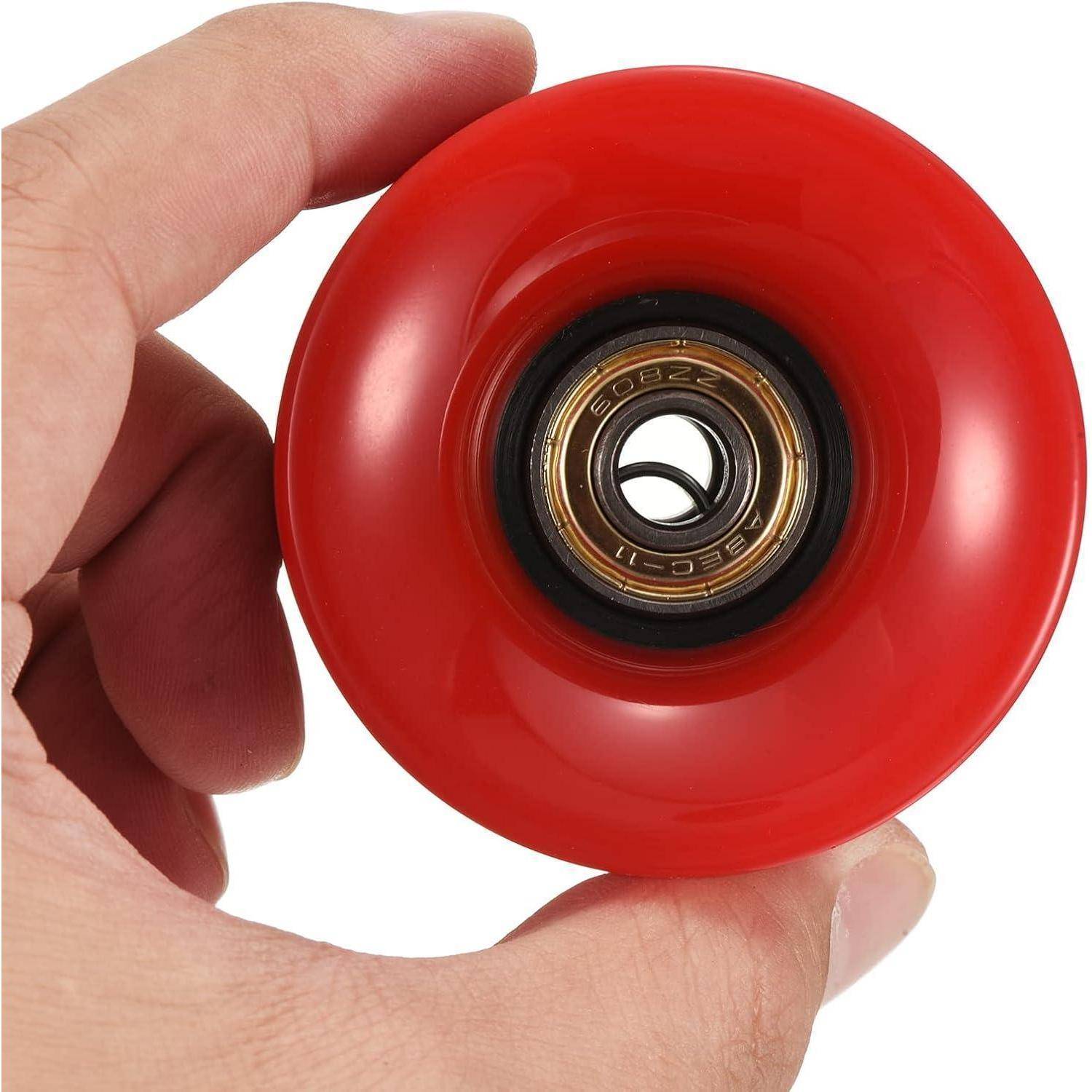 Hand, die eine rote Rolle oder einen roten Roller mit einem sichtbaren Kugellager in der Mitte auf weißem Hintergrund hält.