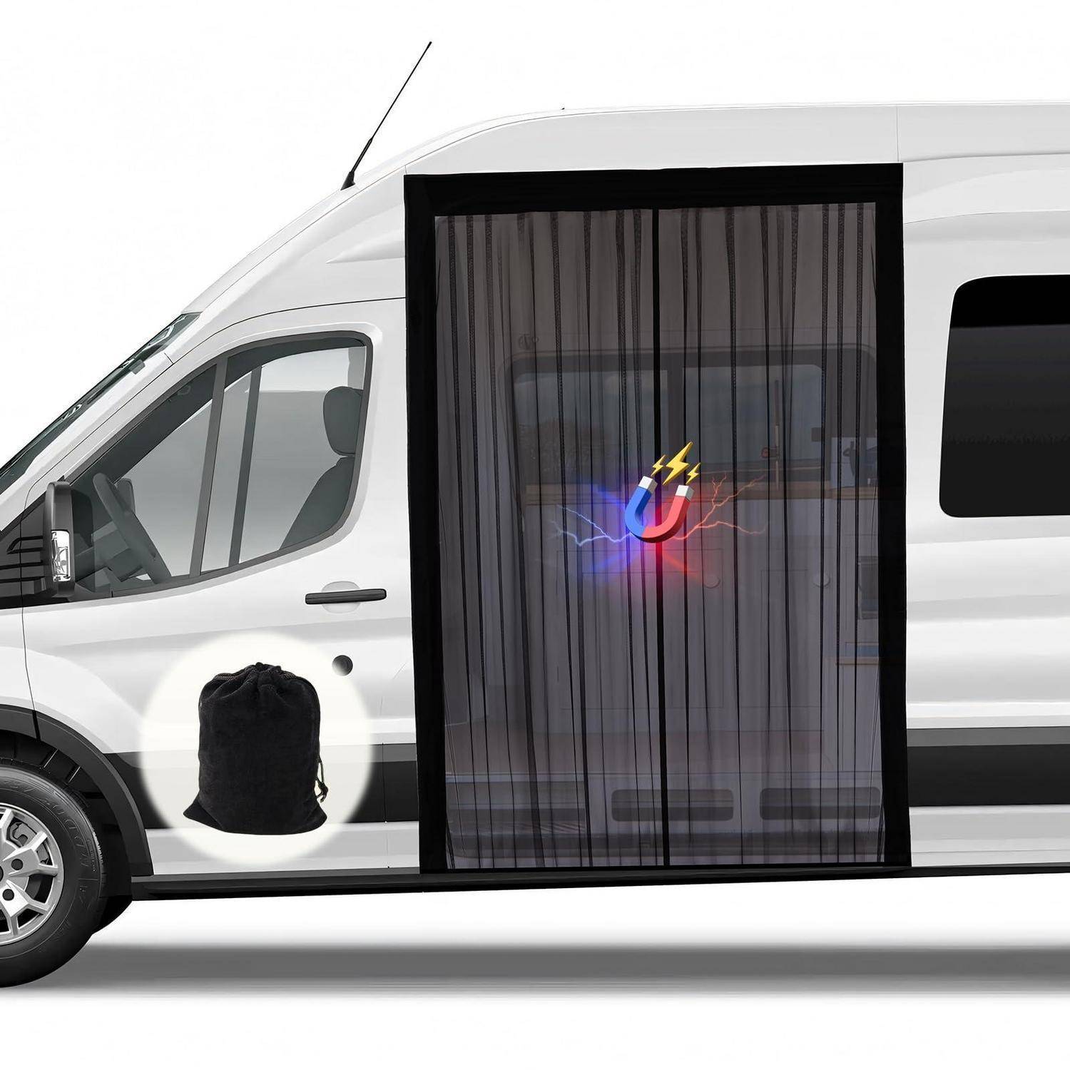 Weißer Lieferwagen mit Schiebetür an der Seite, die von einem schwarzen Mesh-Gitter bedeckt ist und ein buntes Magnet-Symbol zeigt, das auf einen magnetischen Mücken- oder Sichtschutzvorhang hindeutet.
