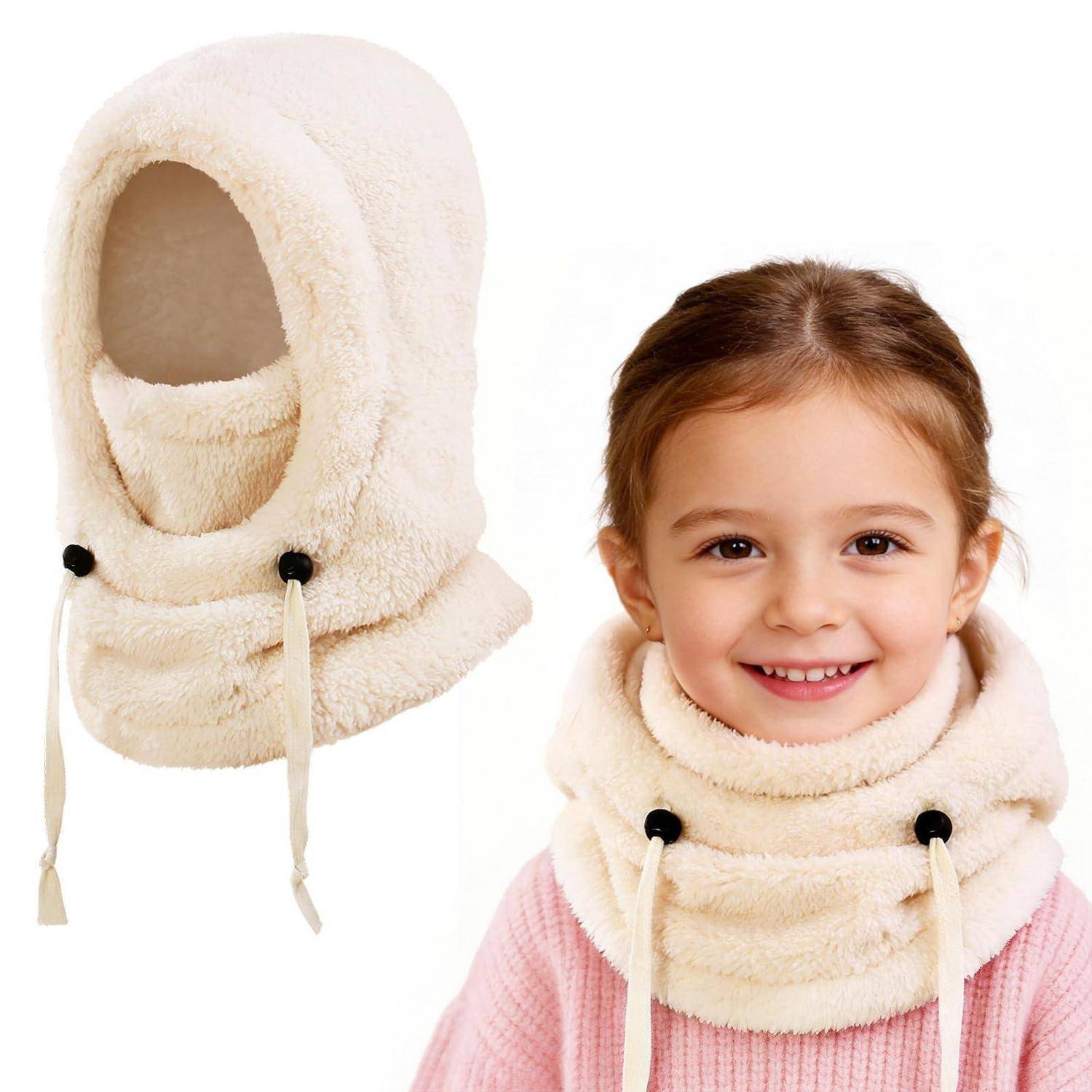 Mädchen, das einen cremefarbenen Fleece-Halsschal mit Kapuze trägt; das Produkt ist neben ihr vor weißem Hintergrund dargestellt.