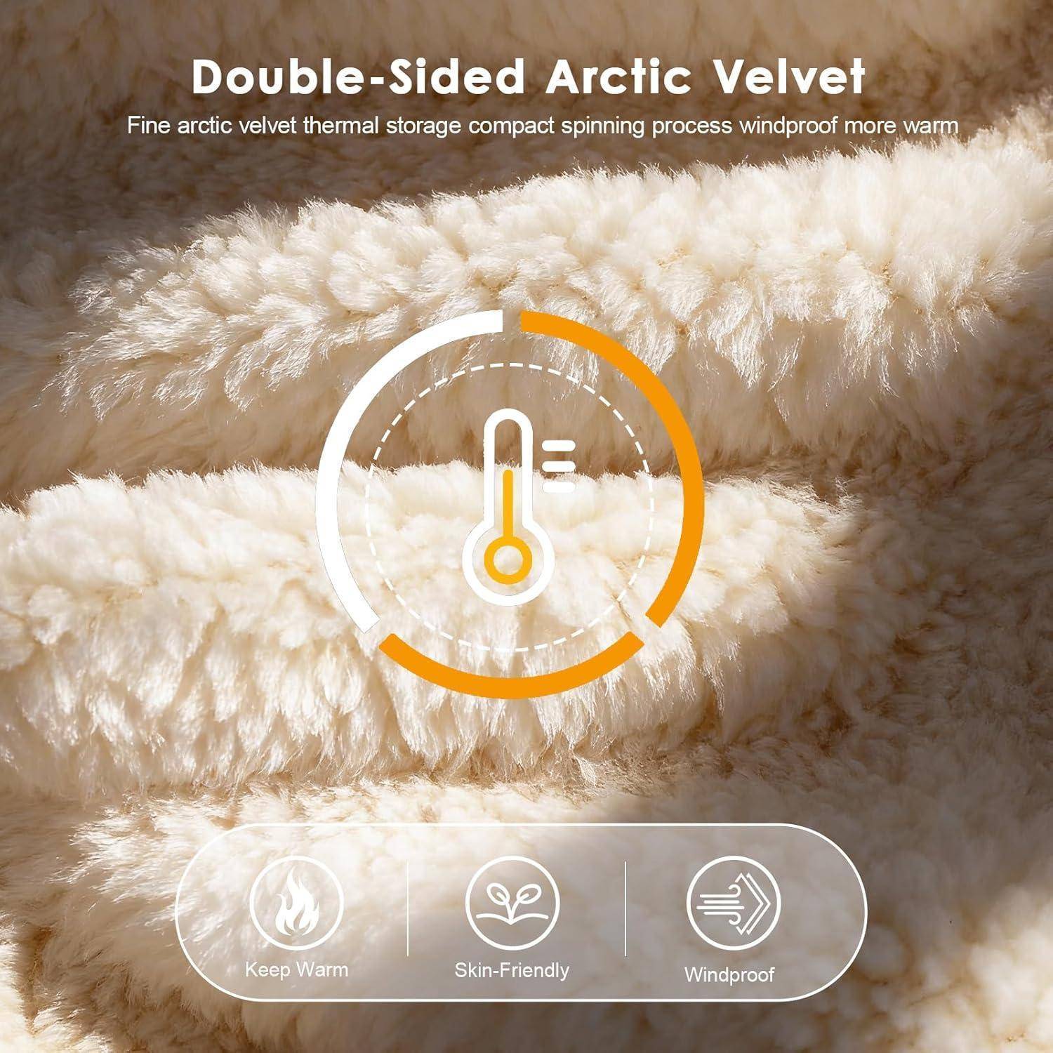 Nahaufnahme von flauschigem beigefarbenem Stoff mit der Bezeichnung „Double-Sided Arctic Velvet