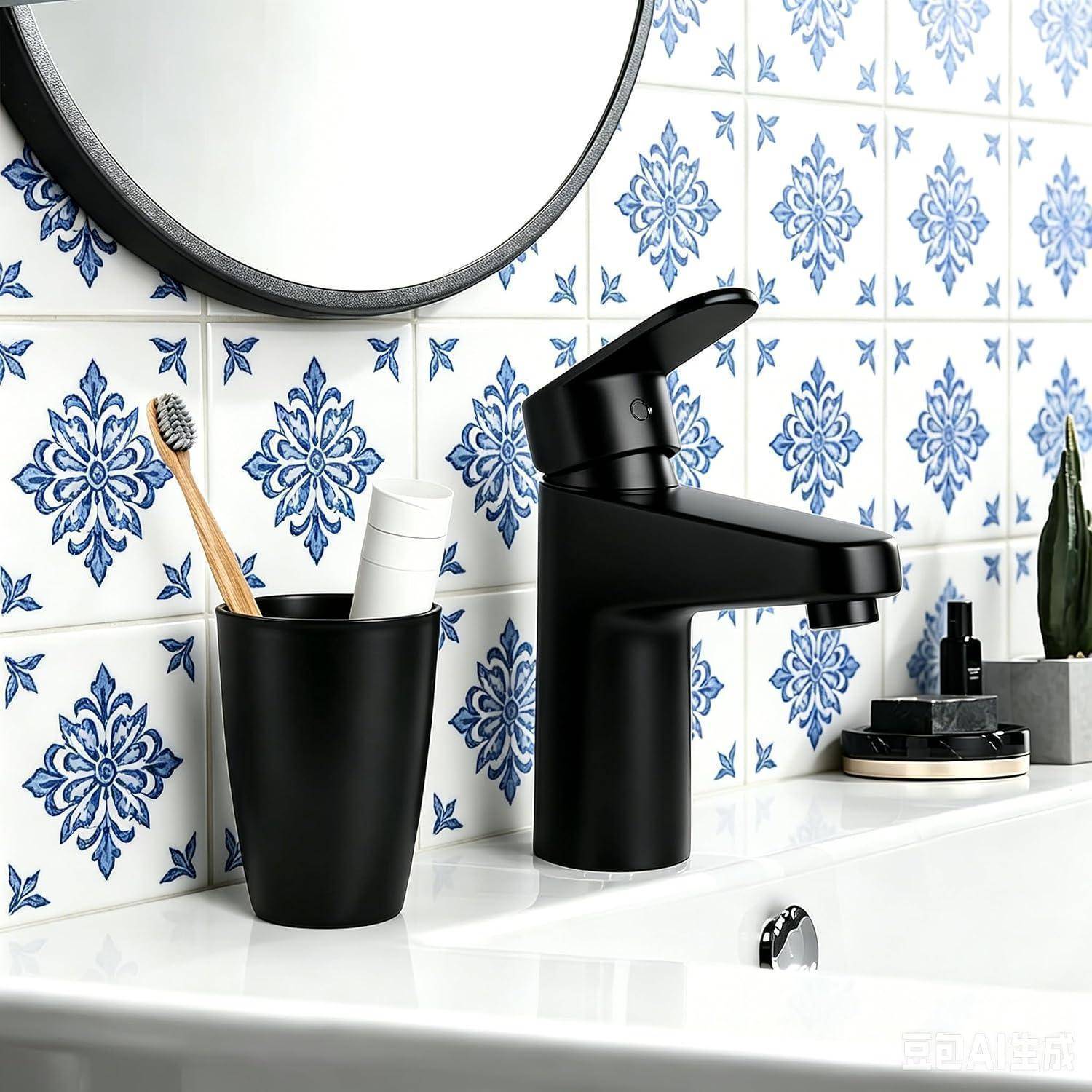 Modernes Badezimmerspülbecken mit schwarzem Wasserhahn, Zahnbürstenbecher und blau-weiß gemusterter Fliesenrückwand.
