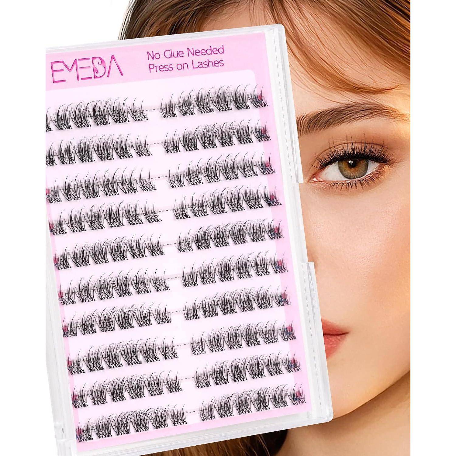 Nahaufnahme eines weiblichen Gesichts neben einem Wimpernset mit der Aufschrift „No Glue Needed Press on Lashes