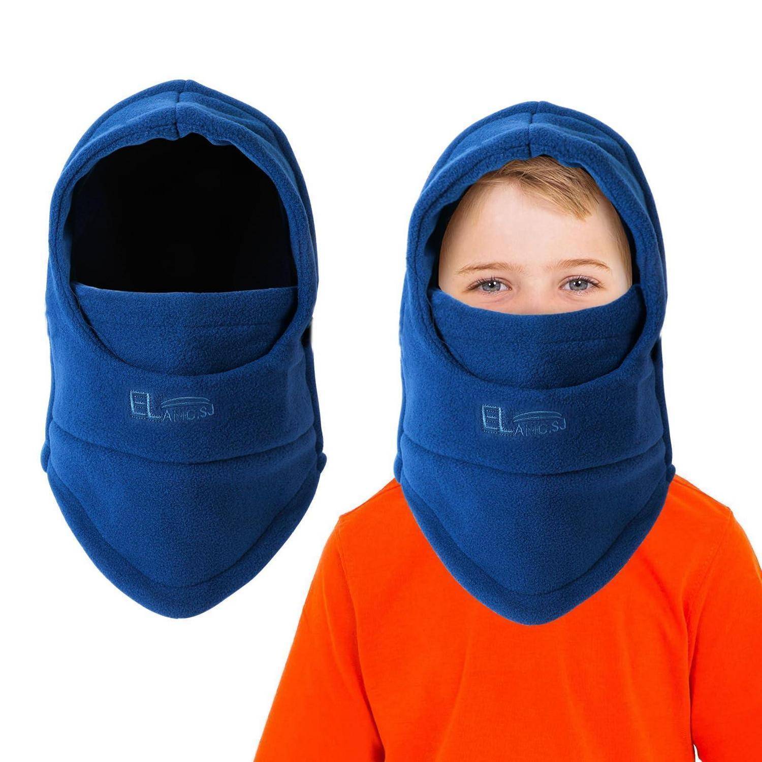 Blaue Gesichtsmaske mit Kapuze, die allein gezeigt und von einem Kind getragen wird, wobei Kopf, Nase und Mund bedeckt sind und nur die Augen sichtbar sind.