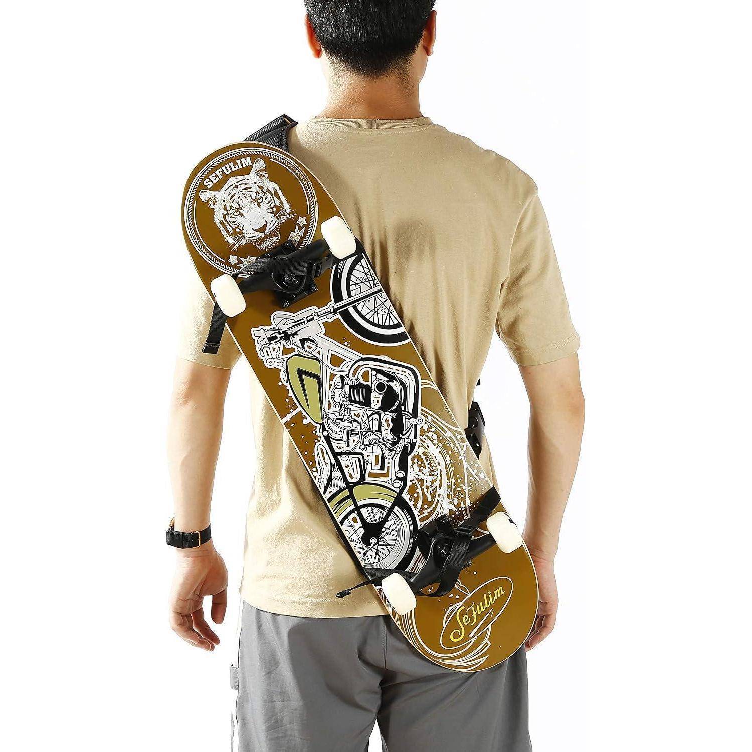 Ein von hinten gesehener Mann, der ein Skateboard auf dem Rücken trägt, mit einem Tiger-Motiv und 