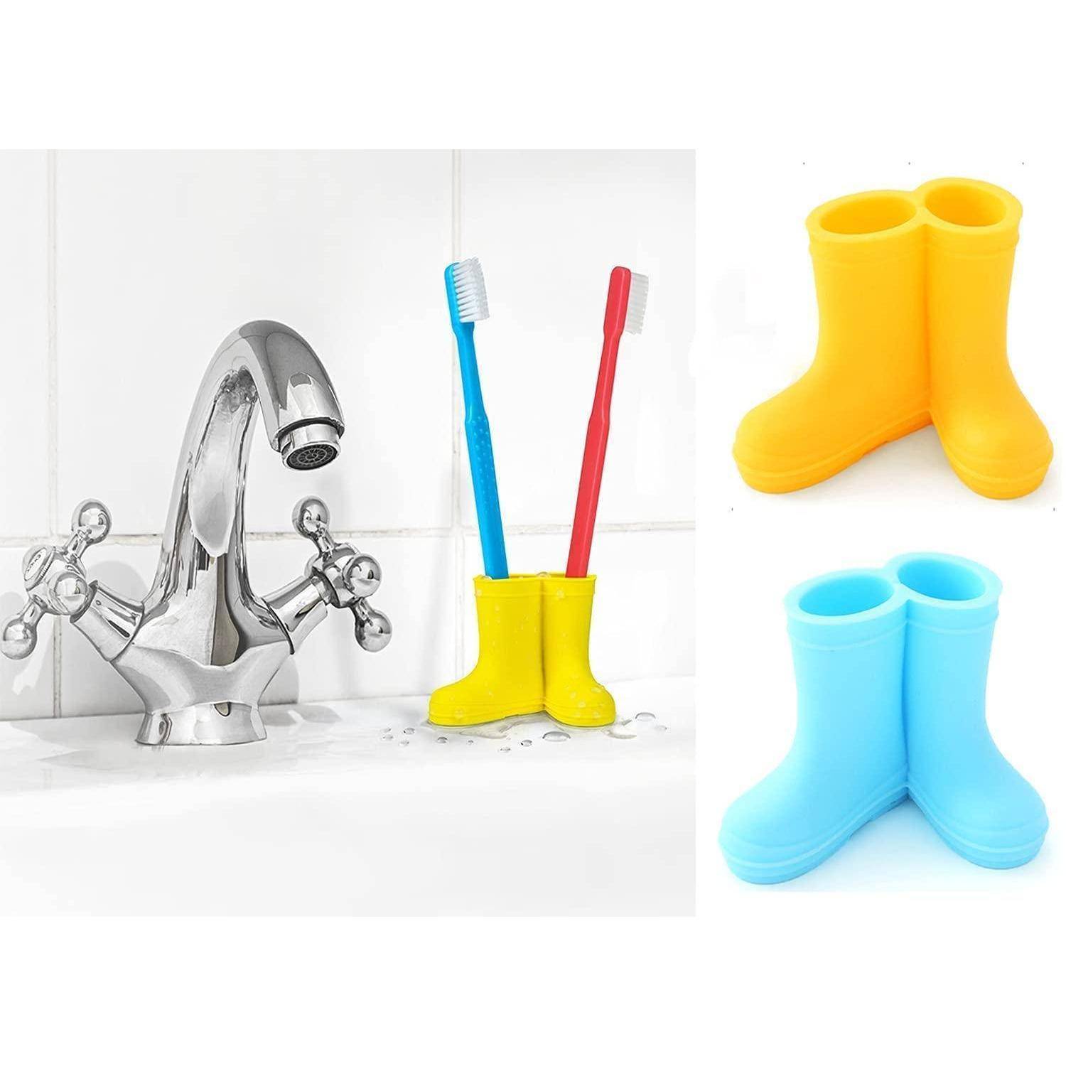 Gelber, silikonformiger Zahnbürstenhalter in Stiefelform neben einem Badezimmerspülbecken, mit alternierenden orange- und blauen Versionen auf der rechten Seite.
