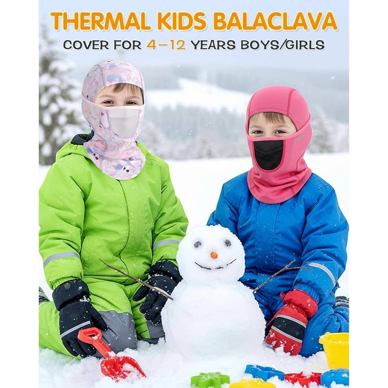 Zwei Kinder in Winterkleidung tragen Thermische Sturmhauben, während sie einen Schneemann bauen; der Text lautet „THERMISCHE KINDER-STURMHAUBE" und „KOPFBEDECKUNG FÜR 4-12 JAHRE JUNGEN/MÄDCHEN"".