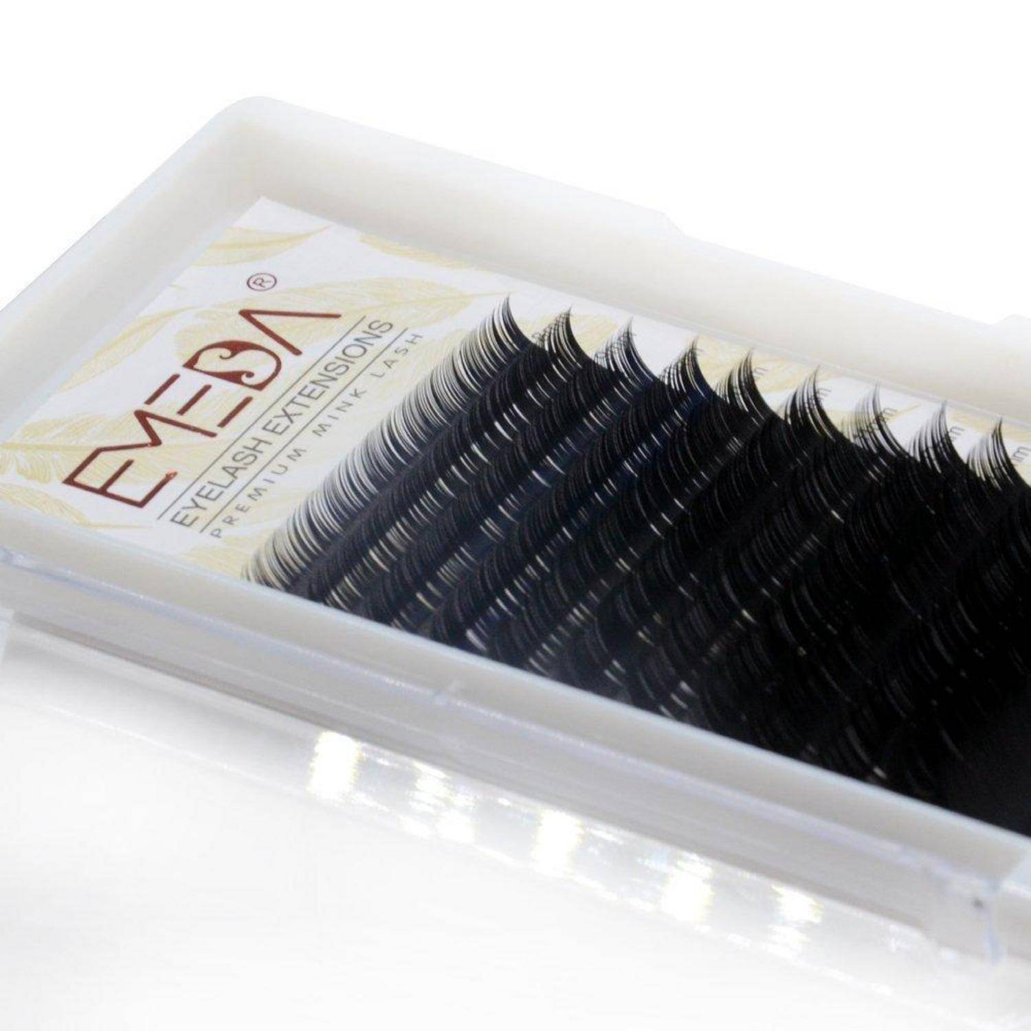 Ein Kunststofftablett mit künstlichen Wimpern mit der Aufschrift „EMESY Eyelash Extensions