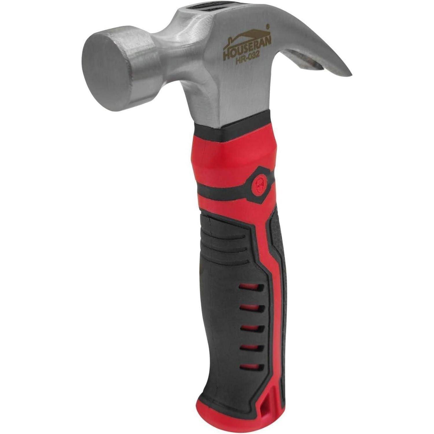 Ein Krallenhammer mit rot-schwarzem Griff und Metallkopf, isoliert auf weißem Hintergrund dargestellt.