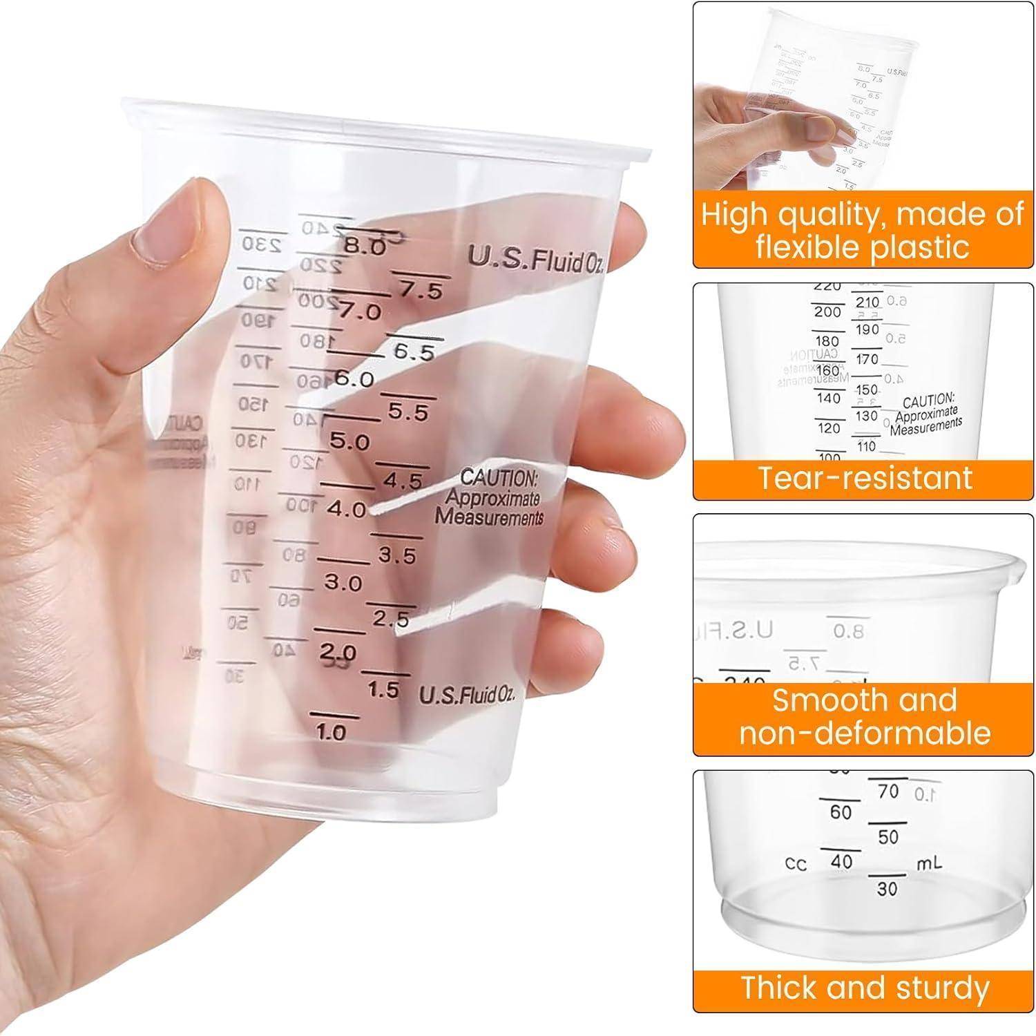 Hand, die einen durchsichtigen, flexiblen Kunststoff-Messbcher mit Unzen- und Milliliter-Markierungen hält; Seitenpaneele heben die reißfesten, glatten und robusten Eigenschaften hervor.