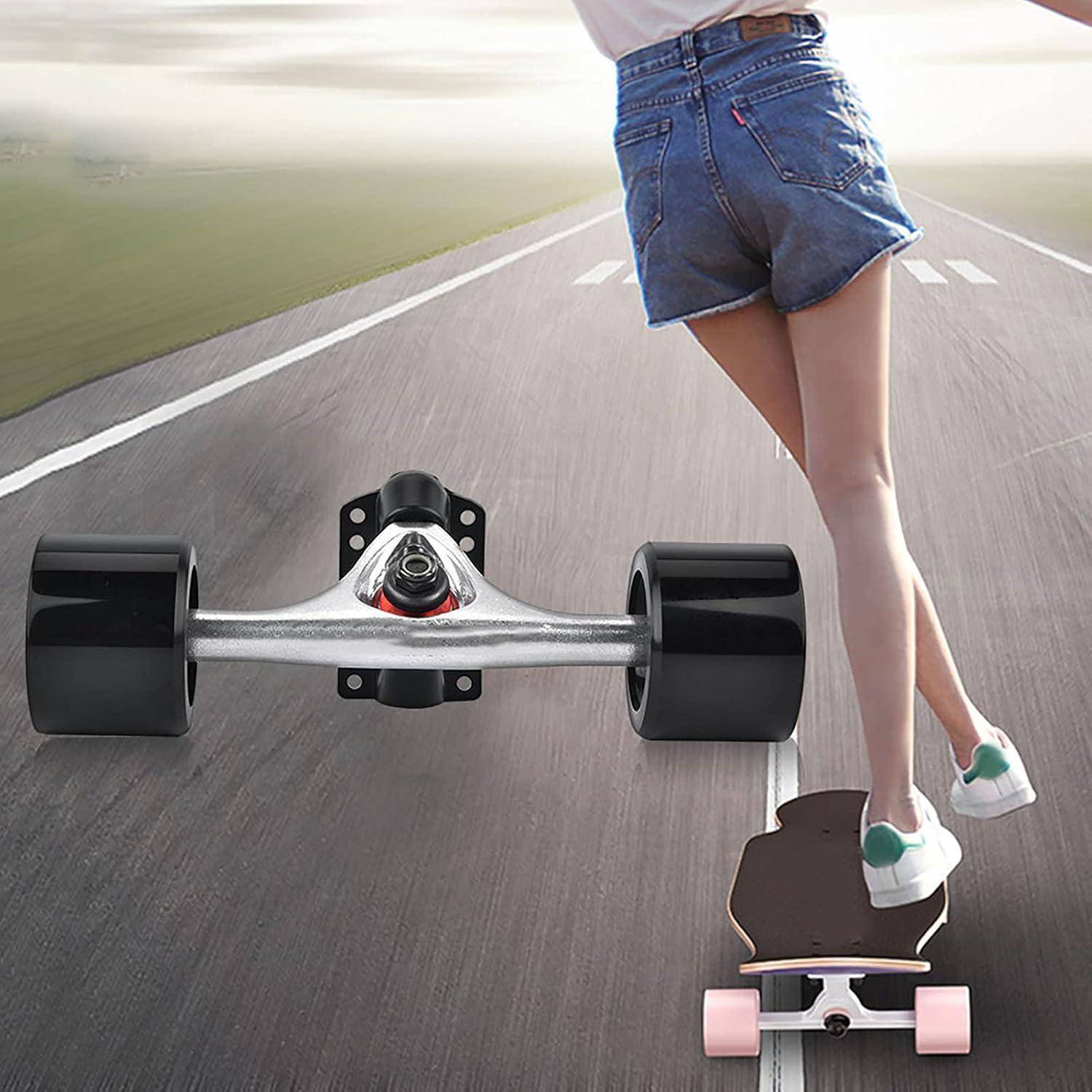 Eine Person auf einem Skateboard neben einer größeren Radanordnung auf einer Straße, die einen Vergleich zweier Skateboard-Setups in Bewegung zeigt.