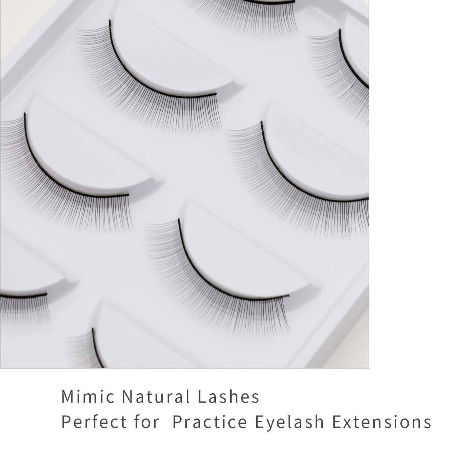 Weiße künstliche Wimpernstreifen auf einem Tablett angeordnet, beschriftet mit „Natürliche Wimpern imitieren – Perfekt zum Üben von Wimpernverlängerungen