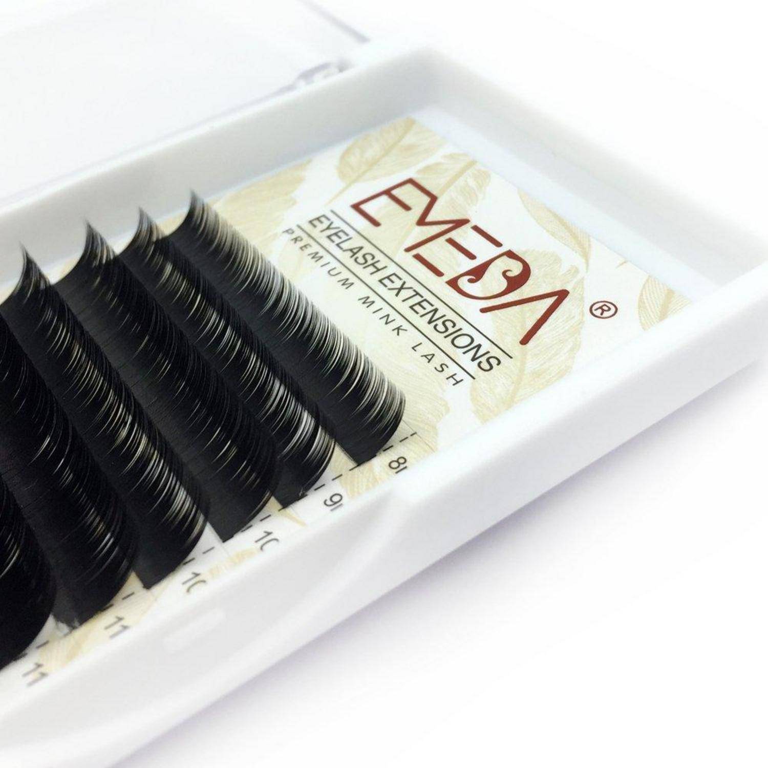 Tablett mit schwarzen Wimpernverlängerungsstreifen mit der Aufschrift „MESA Eyelash Extensions Premium Mink Lash