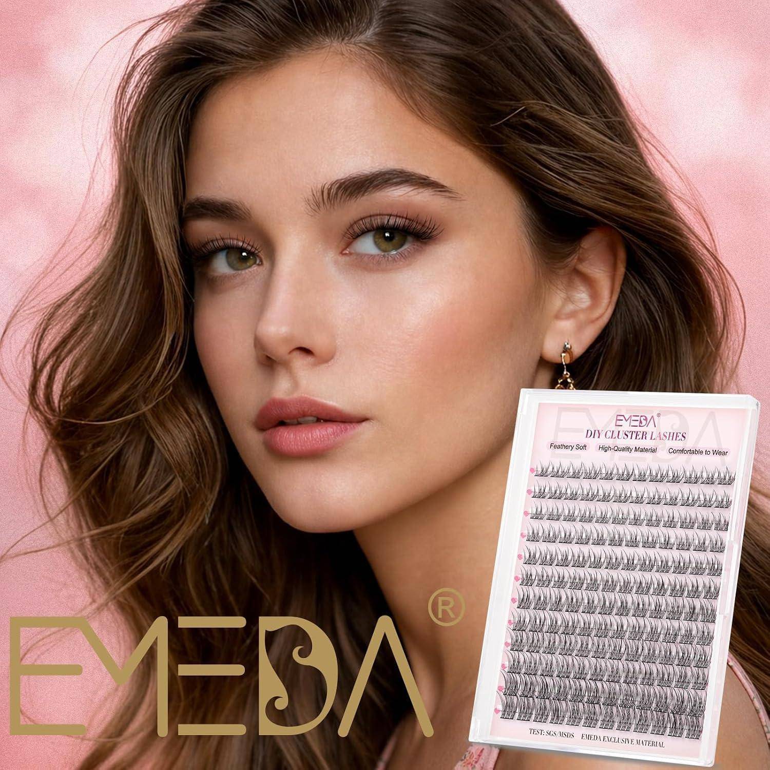 Nahaufnahme einer Frau mit welligem Haar, die künstliche Wimpern trägt und neben einer Schachtel EMEDA Cluster Lashes auf rosa Hintergrund posiert.