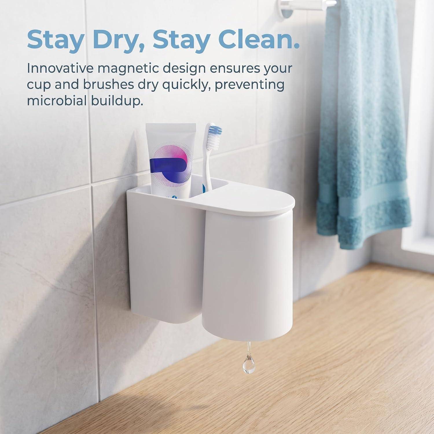 Wandmontierter Zahnbürstenhalter und Becher mit der Aufschrift „Stay Dry, Stay Clean