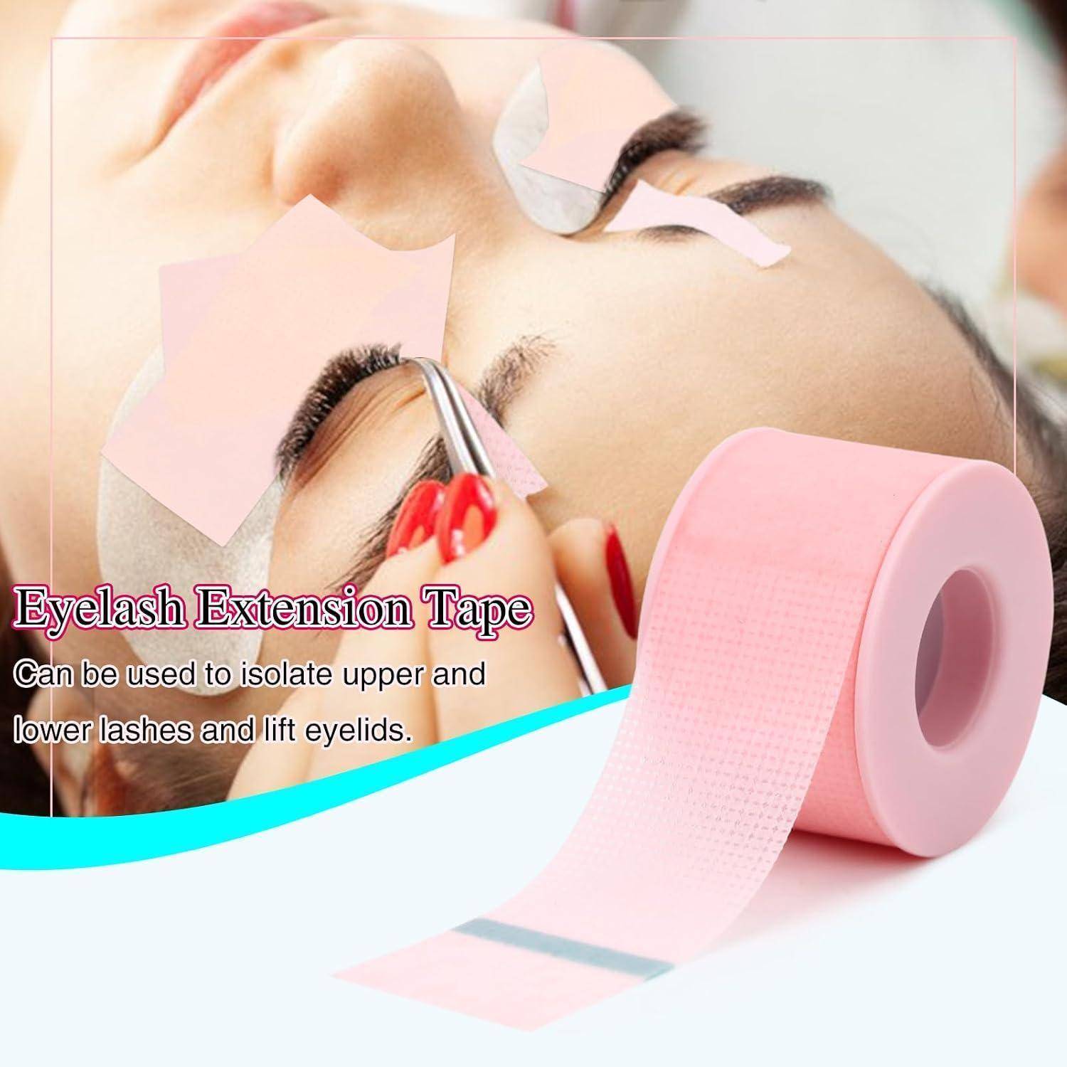 Nahaufnahme eines Wimpernverlängerungsverfahrens: Rosa Tape hebt das Augenlid eines Kunden, während Wimpern mit einer Pinzette isoliert werden; der Text besagt „Eyelash Extension Tape