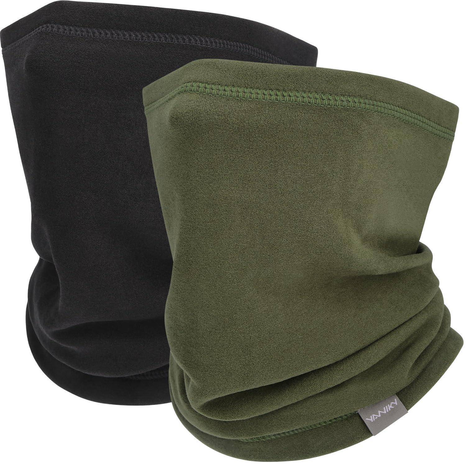 Zwei Fleece-Nackenmanschetten, eine schwarz und eine olivgrün, gefaltet gegen einen weißen Hintergrund gezeigt.