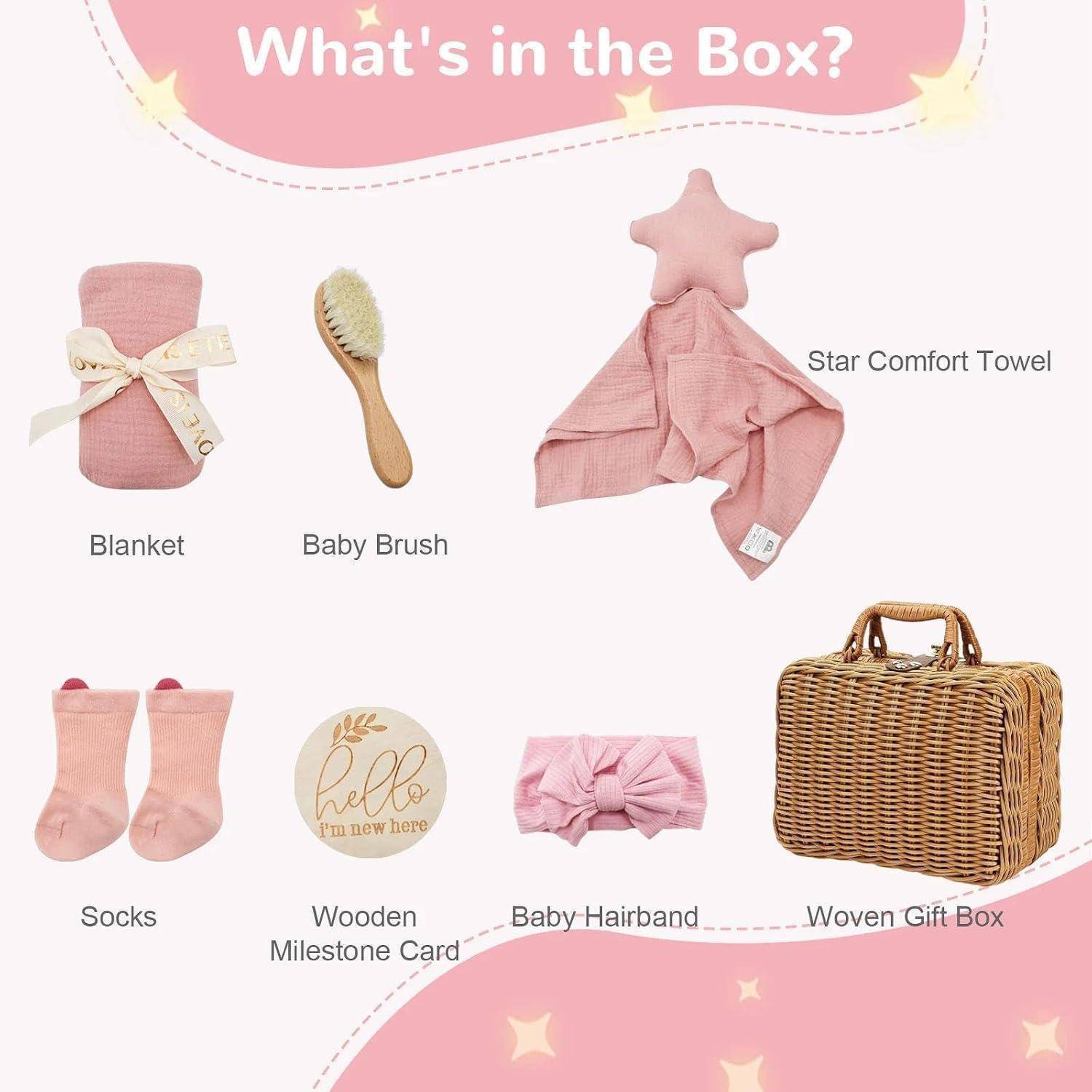 Rosa Baby-Geschenkset Inhalt abgebildet: Decke, Babybürste, Stern-Komforttuch, Socken, hölzerne Meilensteinkarte, Baby-Haarband und geflochtene Geschenkbox.