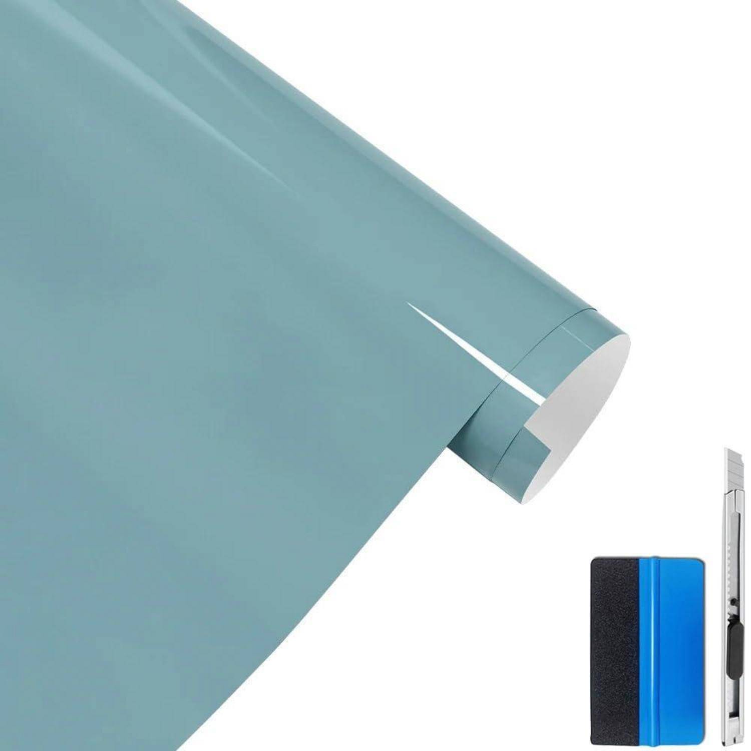 Rolle aus schwarzem Klebeband mit geschnittenem Ende, neben einem blau-schwarzen Universalmesser auf weißem Hintergrund.