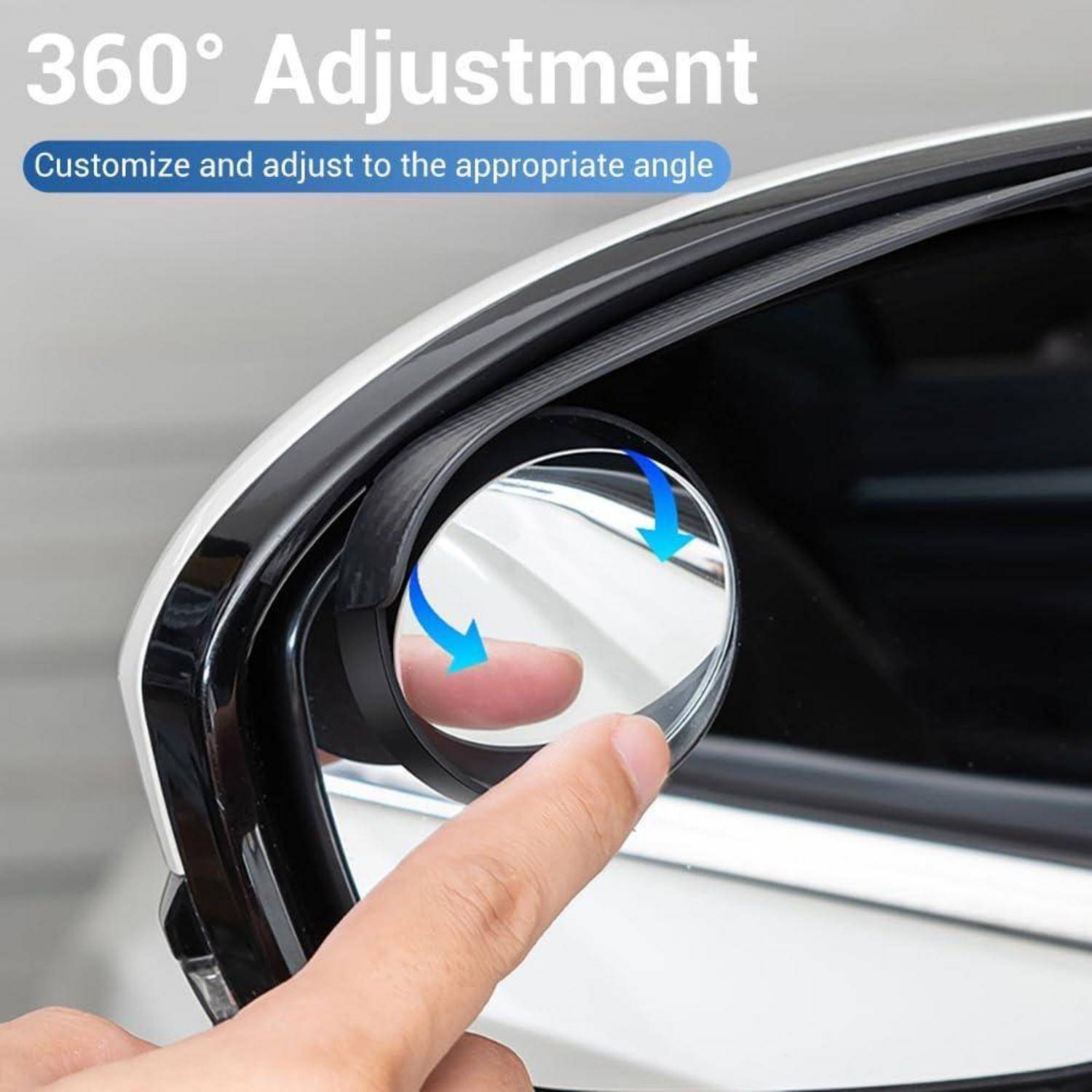 Nahaufnahme eines Autoseitenspiegels, der von Hand verstellt wird, mit dem Text „360° Verstellung