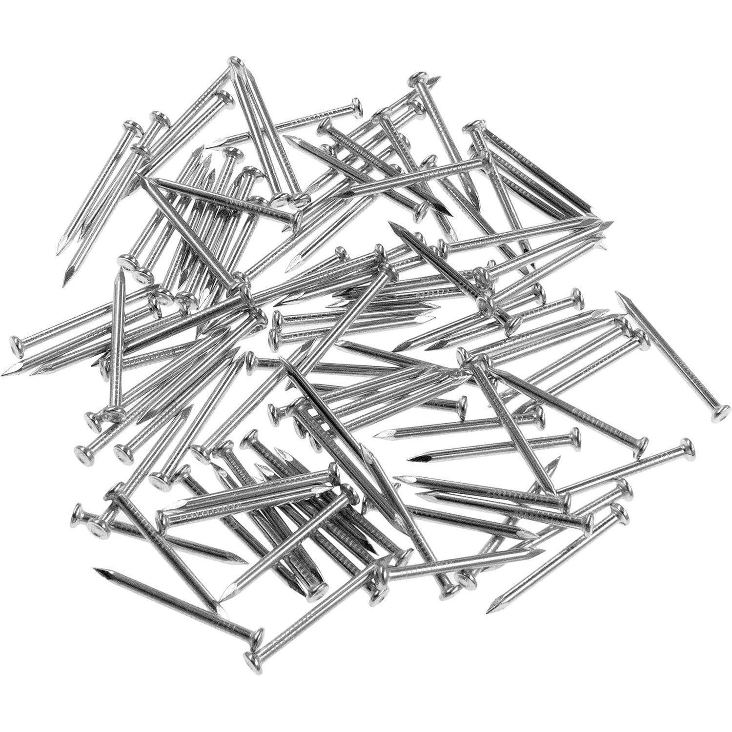 Ein Haufen glänzender Metallnägel, verstreut auf weißem Hintergrund.