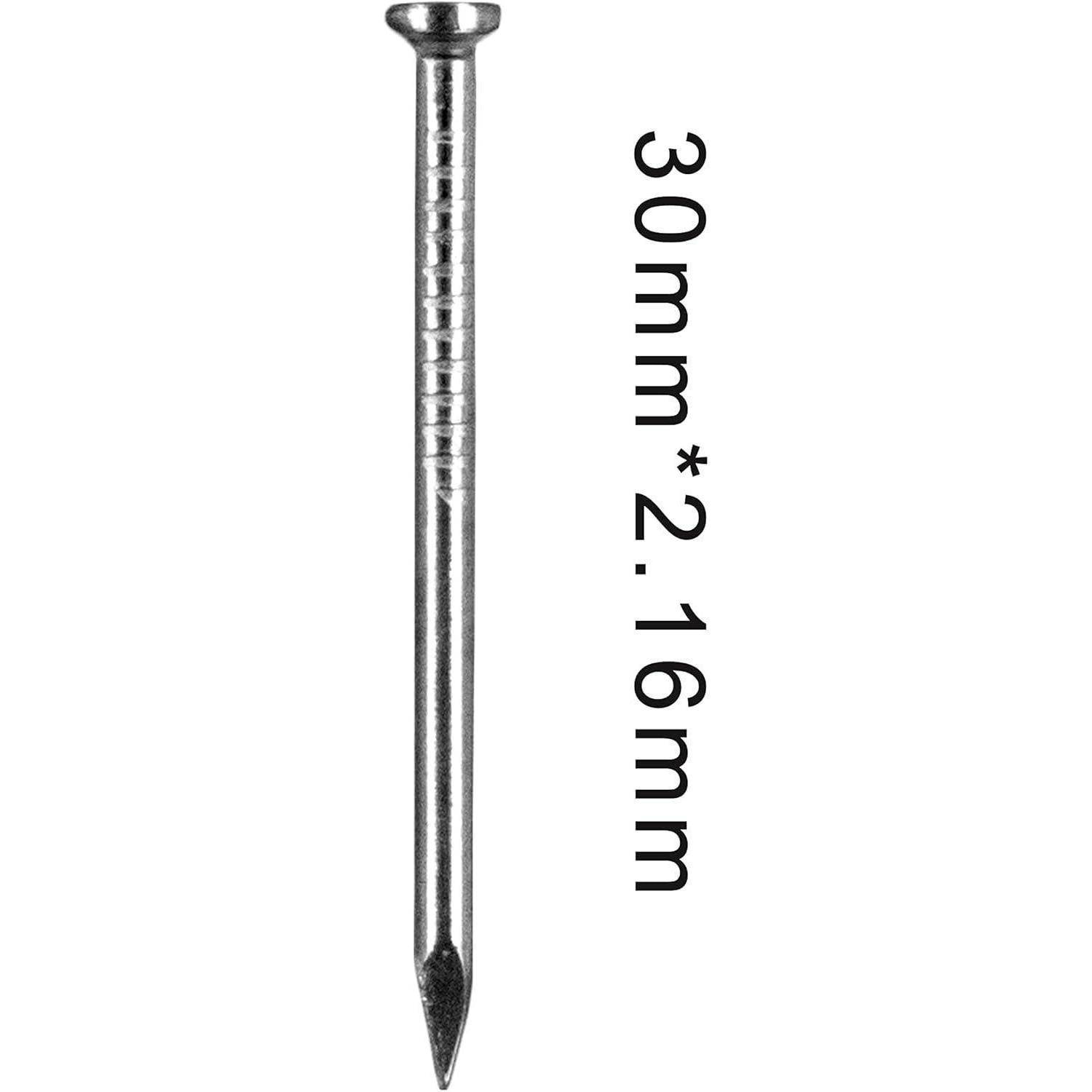 Nahaufnahme eines Metallnagels mit der Beschriftung „30mm*2,16mm