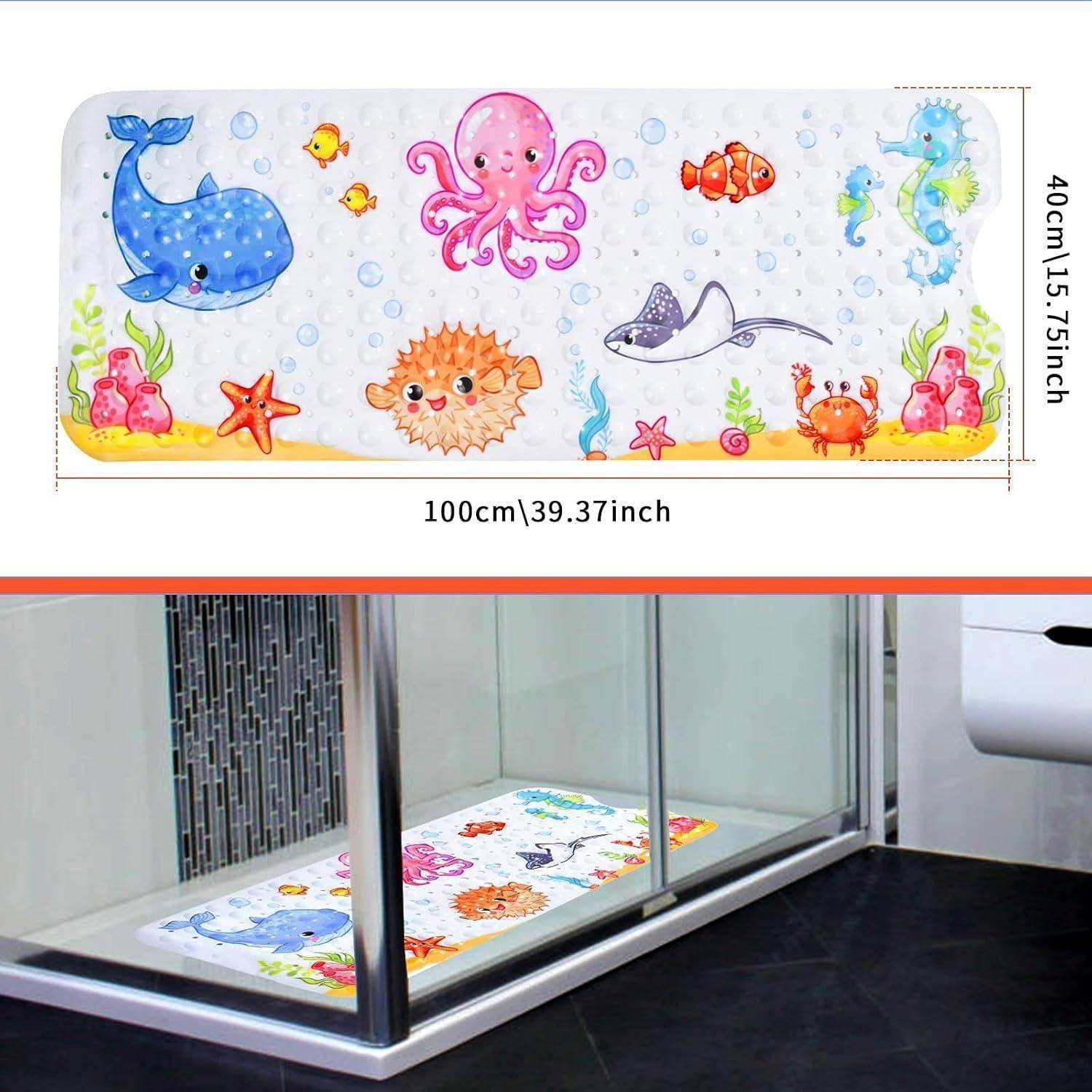 Buntes Meereslebens-Bodenmattensticker mit Wal, Oktopus, Fisch und Kugelfisch, mit einer Größe von 100 cm x 40 cm dargestellt und in einem Duschbereich platziert.