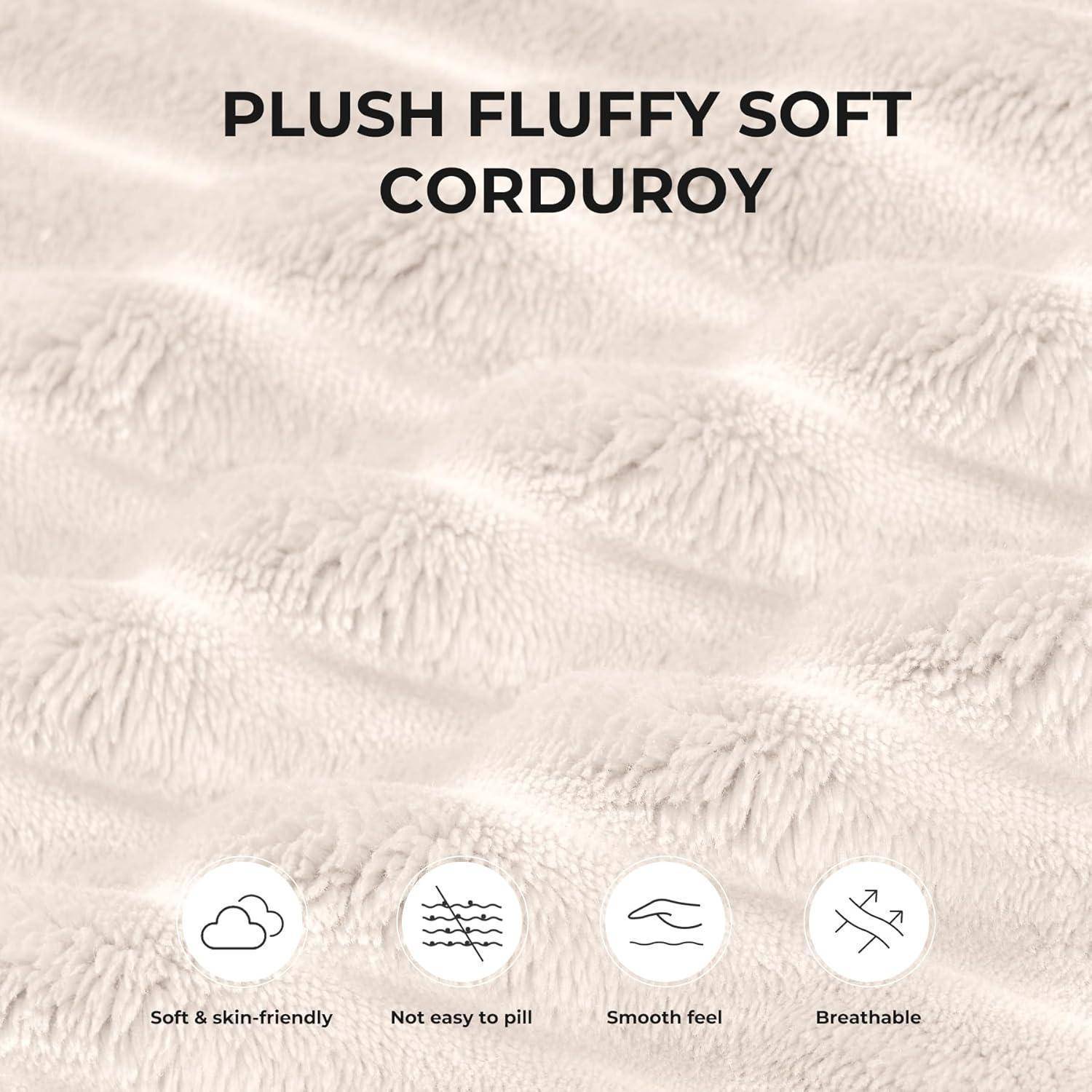 Nahaufnahme von cremefarbenem plüschigem Kord mit dem Text „PLUSH FLUFFY SOFT CORDUROY