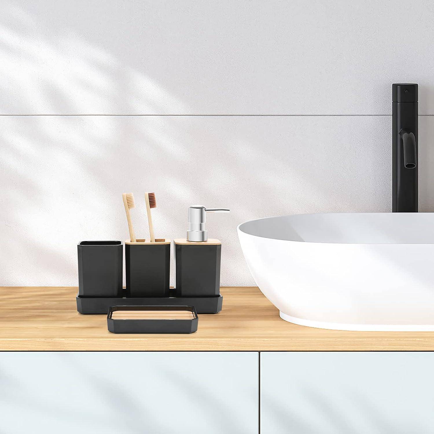 Modernes Badezimmerwaschbecken mit weißem Aufsatzwaschbecken, schwarzem Wasserhahn und schwarzem Arbeitsplattenorganizer mit Zahnbürsten und Seifenspender.