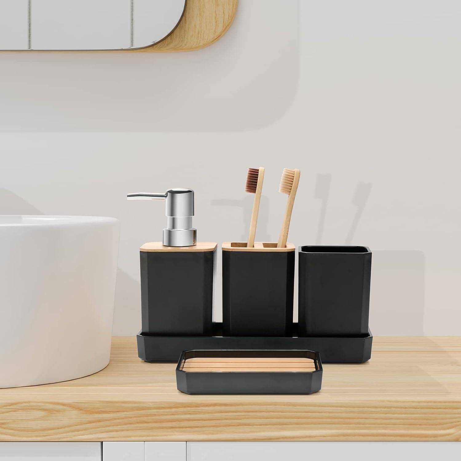Badezimmer-Arbeitsplatte Organizer-Set mit Seifenspender, Zahnbürstenhalter und Tablett auf einer Holzarbeitsplatte neben einem Waschbecken.