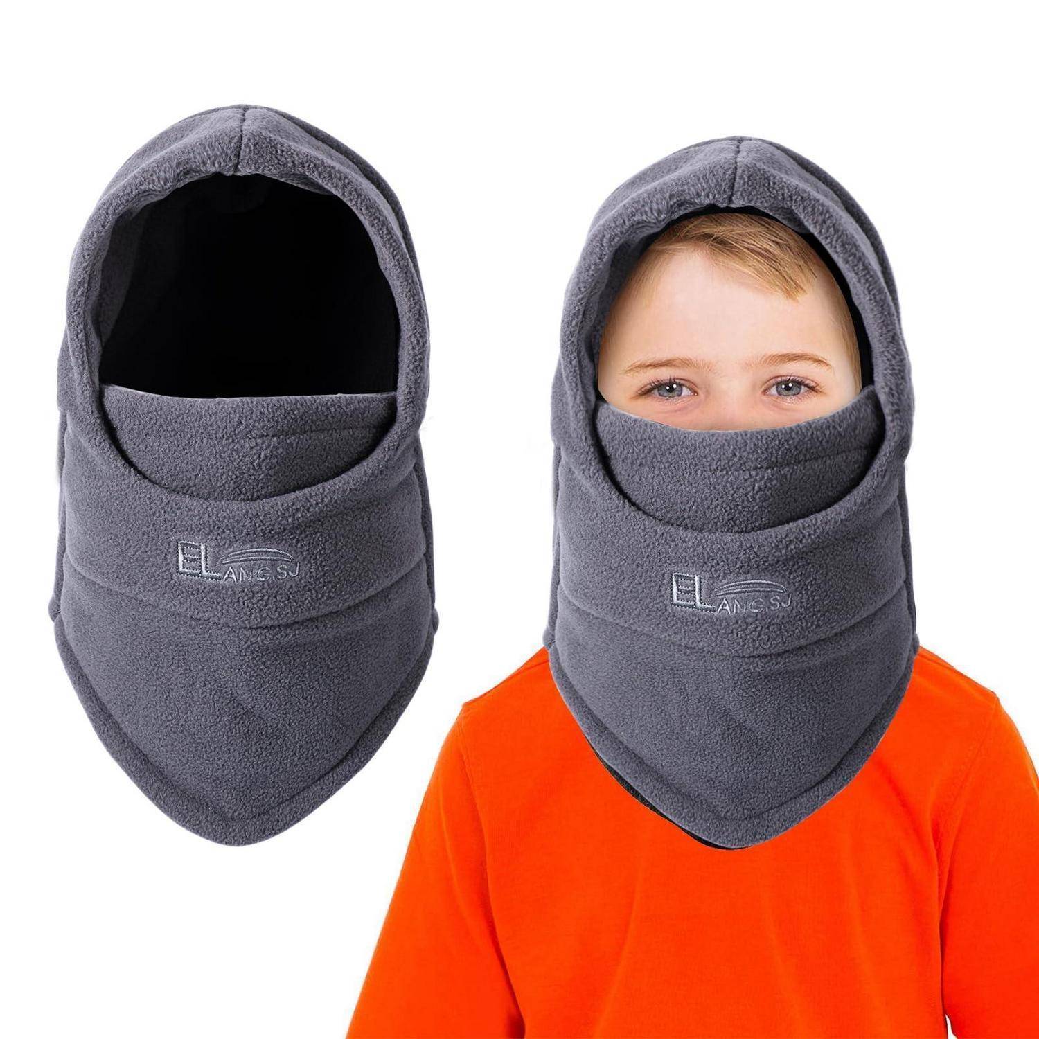 Graues Fleece-Sturmhaube-Gesichtsmaske, gezeigt an einem Kind, das ein oranges Hemd trägt, mit einer zweiten leeren Maske daneben auf weißem Hintergrund.