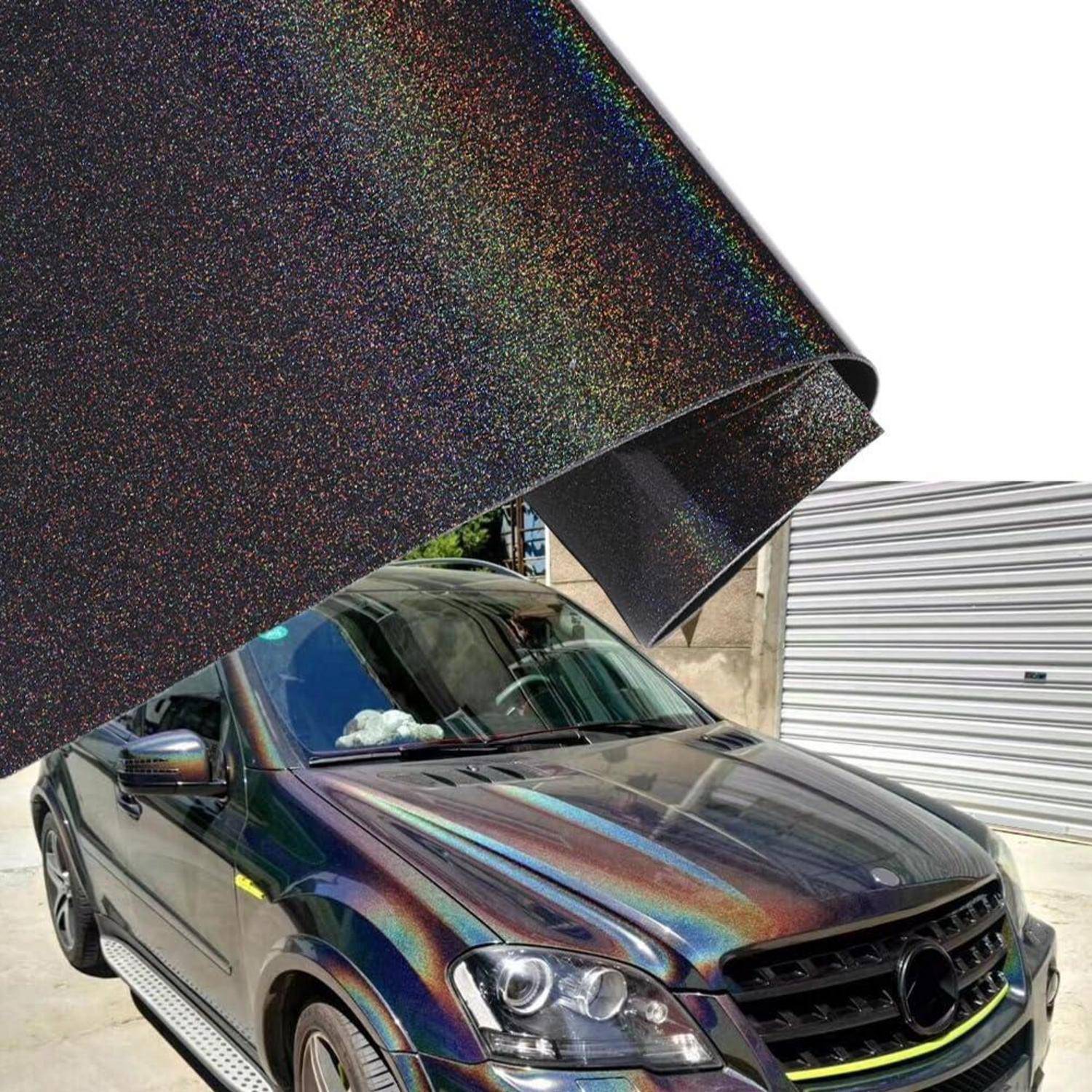 Dunkelschillernde Vinylfolie, die teilweise über einen geparkten SUV drapiert ist und das regenbogenholo­grafische Finish zeigt, das auf das Fahrzeug aufgebracht wurde.