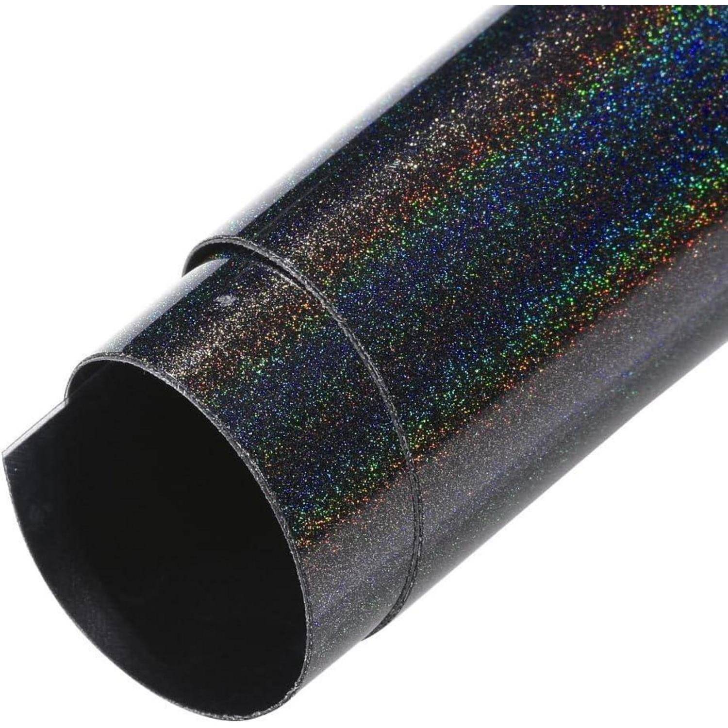 Nahaufnahme eines schwarzen glitzernden zylindrischen Rohrs mit offener Öffnung, diagonal auf weißem Hintergrund dargestellt.