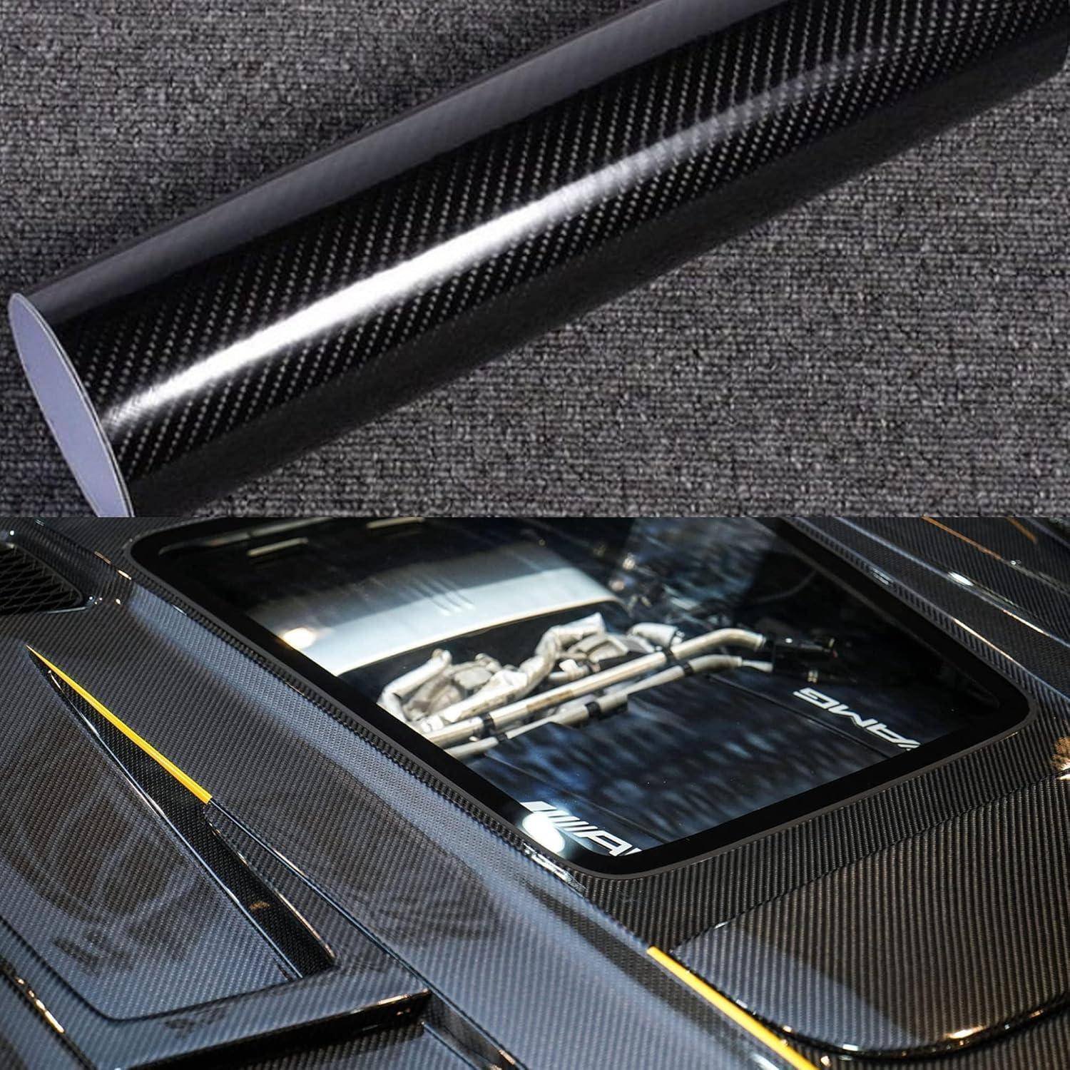Nahaufnahme einer glänzenden Kohlefaser-Folie auf einer Motorhaube und Zierleiste eines Autos, mit einem sichtbaren Mercedes-AMG-Motor hinter einer hinteren Glaspaneel.