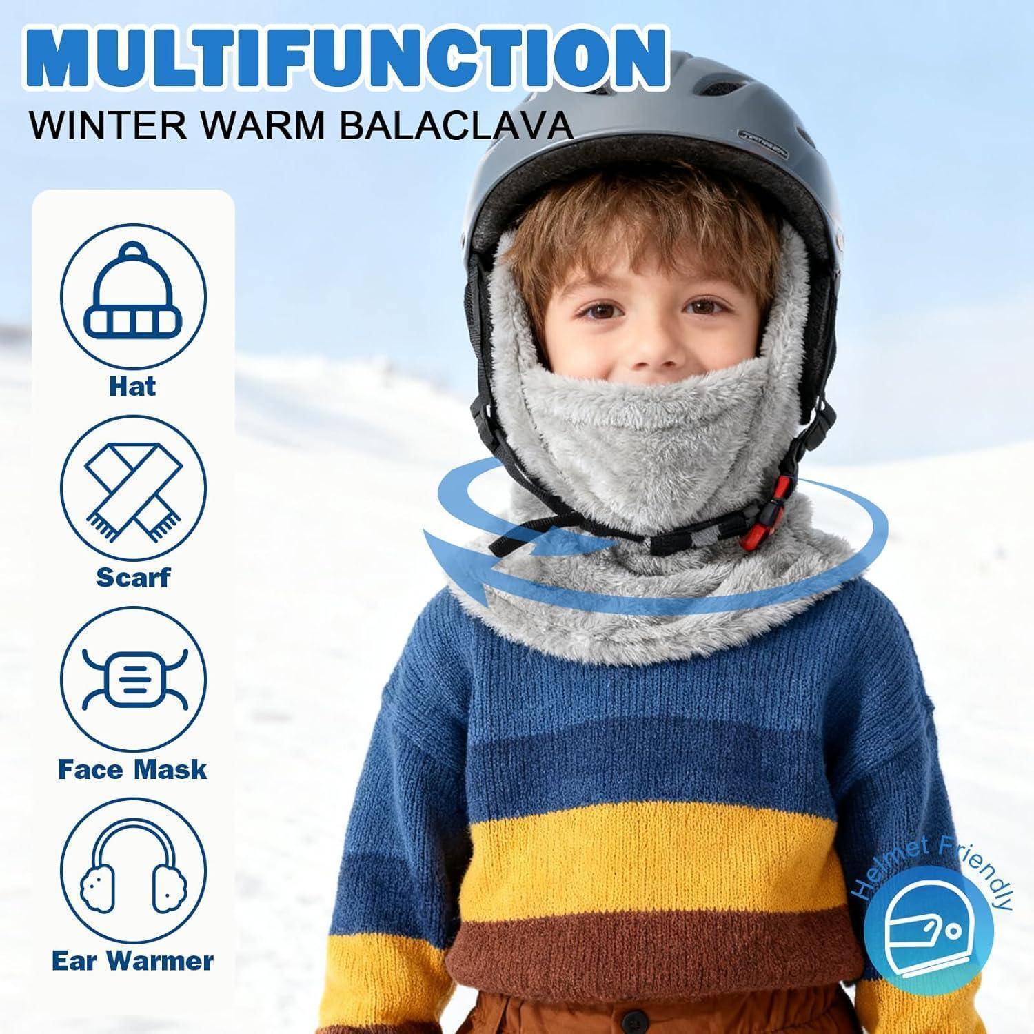 Junge, der eine Winterwärmekopfhaube unter einem Helm trägt, gezeigt als multifunktionale Mütze, Schal, Gesichtsmaske und Ohrenwärmer unter schneebedeckten Bedingungen.