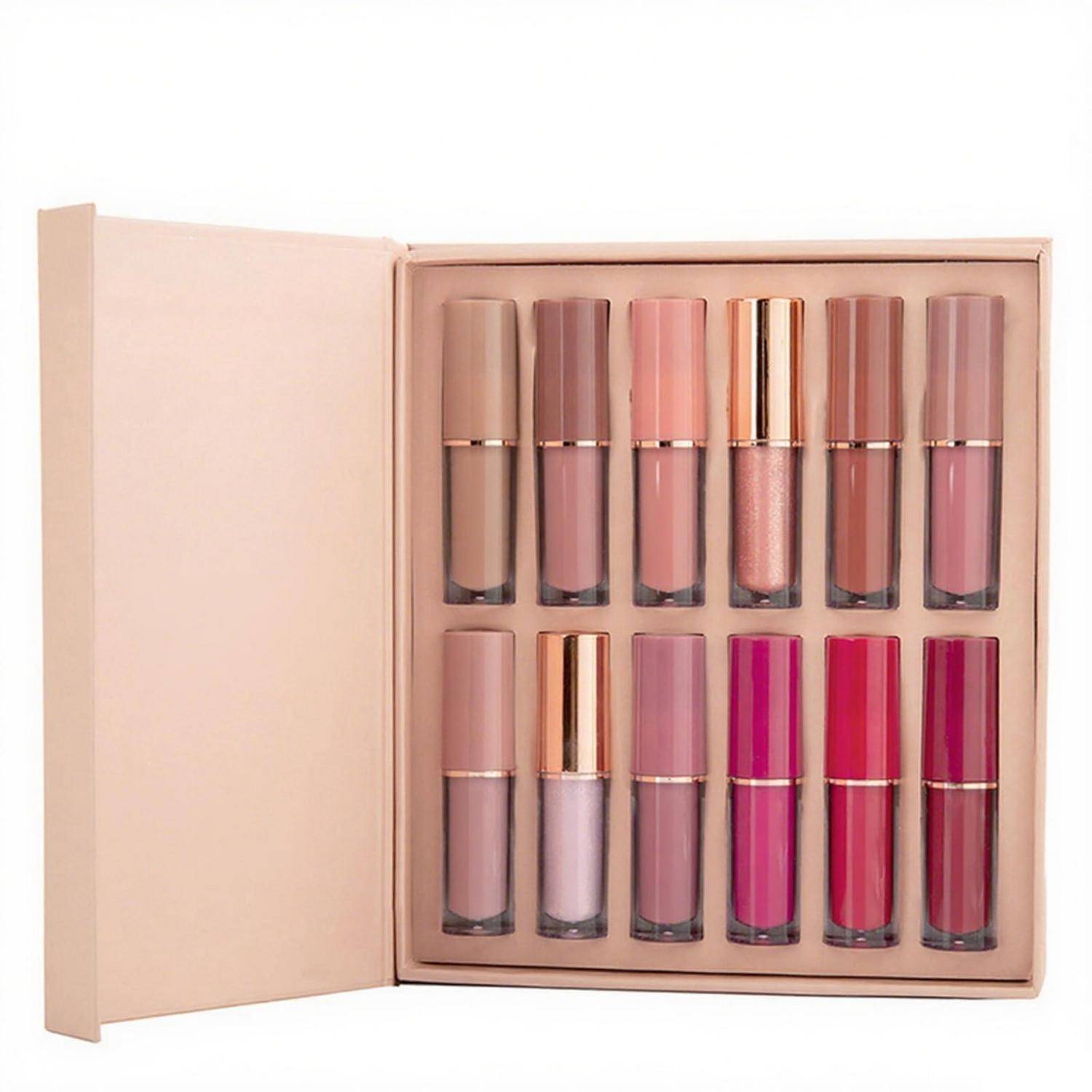 Offene beige Geschenkbox mit 12 Lipgloss-Röhrchen in Nude-, Rosa- und Rottönen, angeordnet in zwei Reihen.