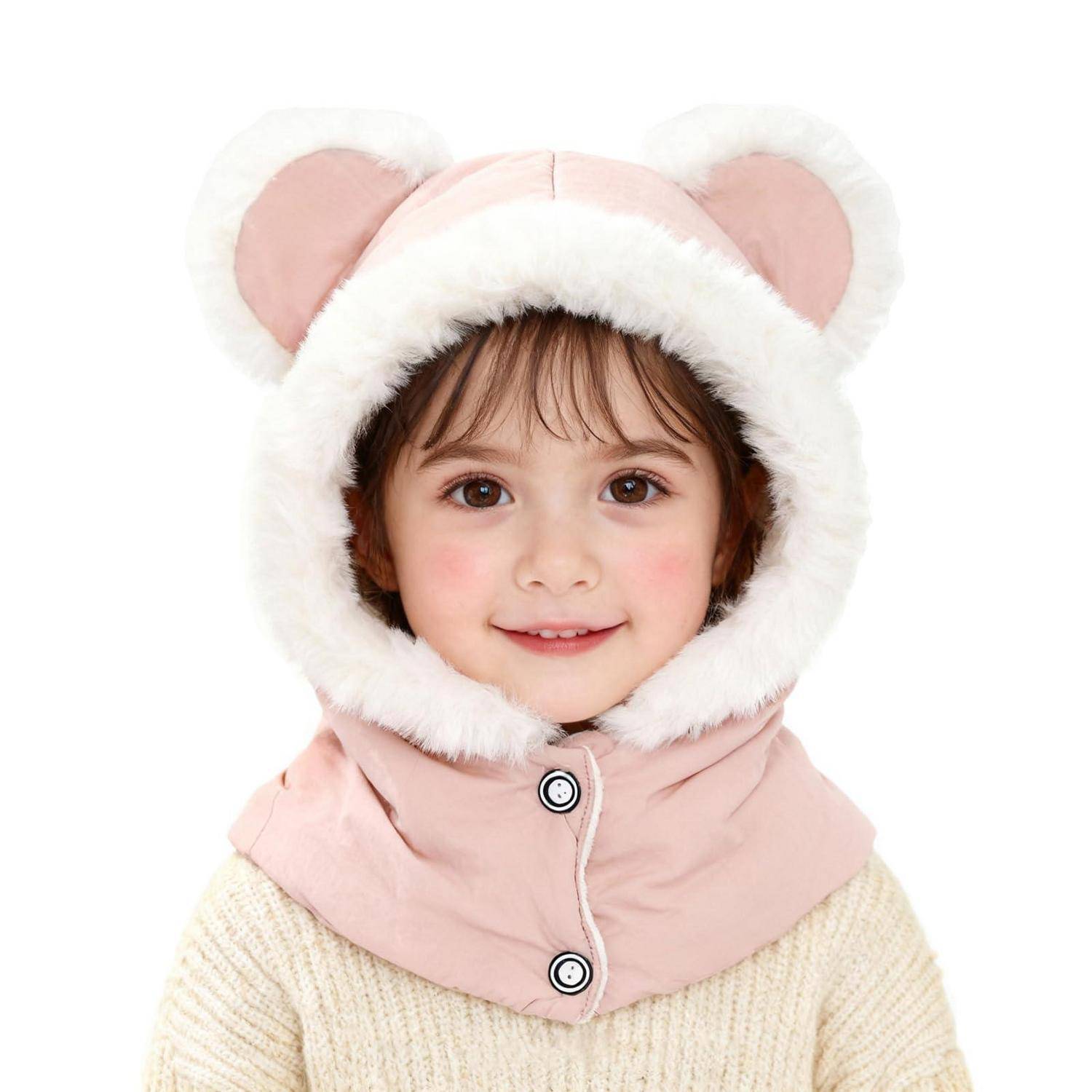 Porträt eines kleinen Kindes, das eine rosa flauschige Kapuze mit Bärenohren und einen cremefarbenen Pullover trägt, lächelnd vor weißem Hintergrund.