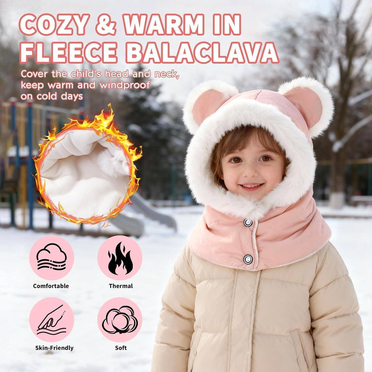 Kind, das eine rosa-weiße Fleece-Balaklava mit Bärenohren trägt, im schneebedeckten Freien, Werbung für Wärmeschutz, Windschutz, Komfort, Thermofunktion, hautfreundlich und weiches Material.